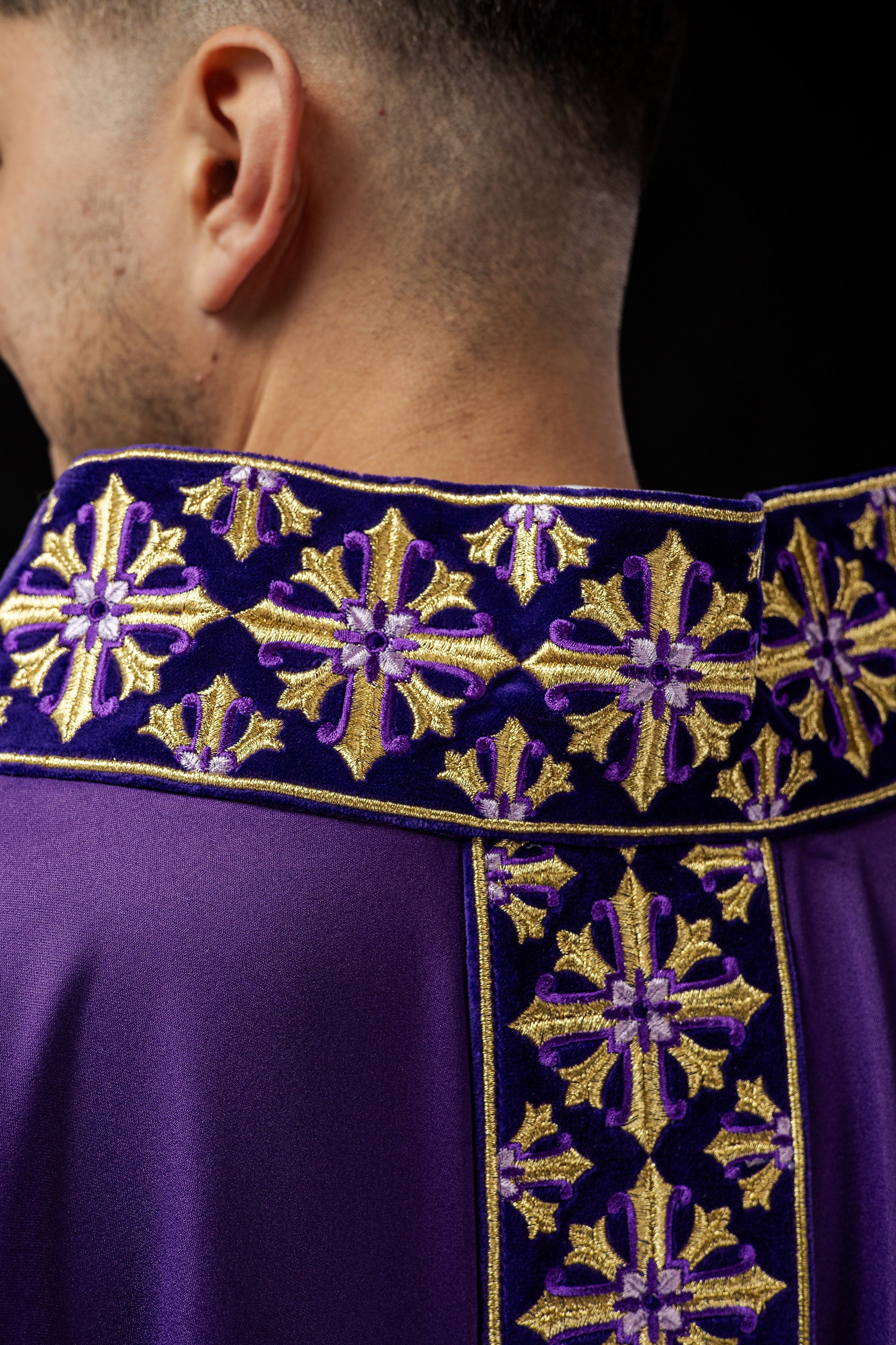 Chasuble with decorative embroidery in purple