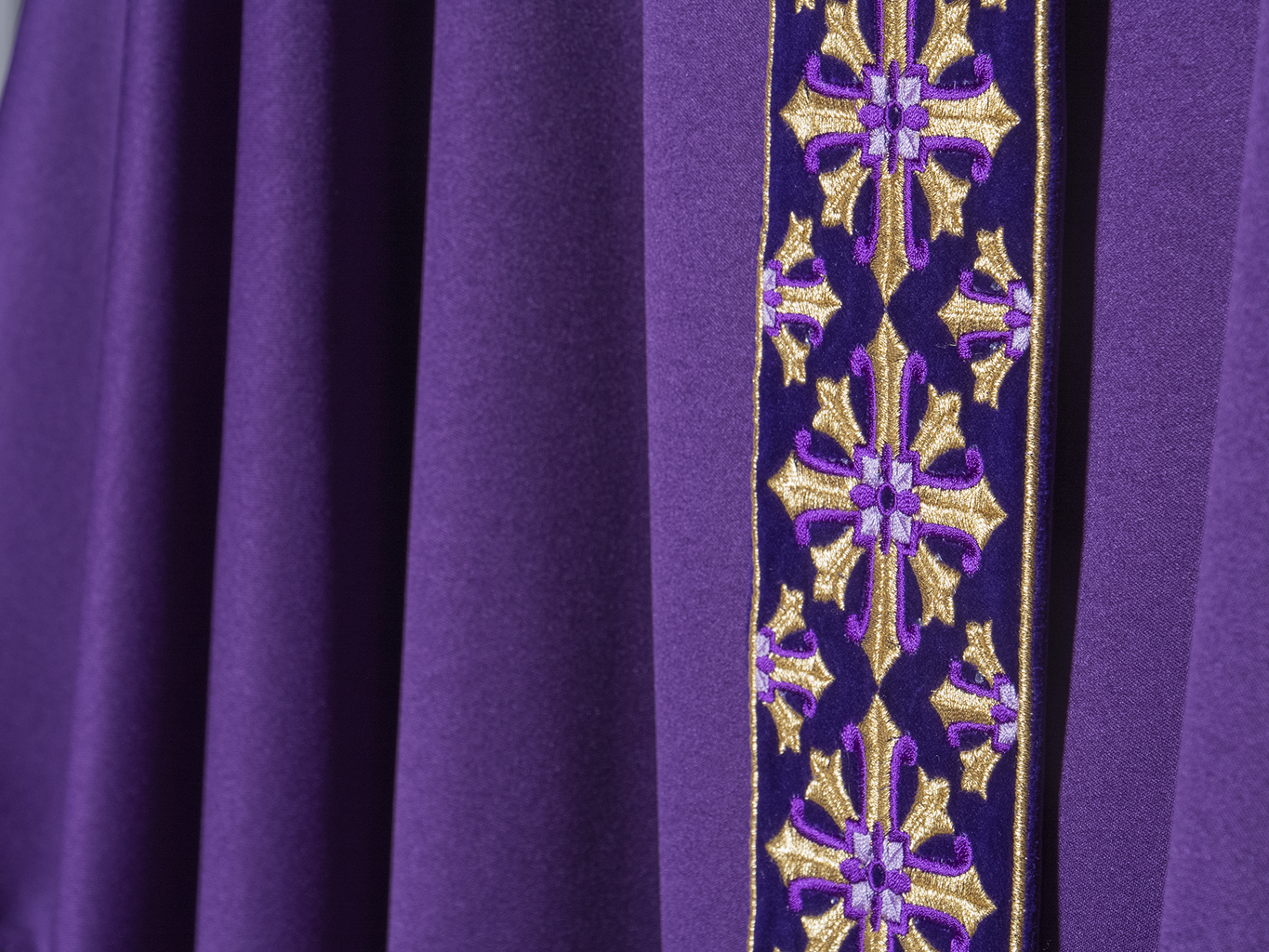 Chasuble with decorative embroidery in purple