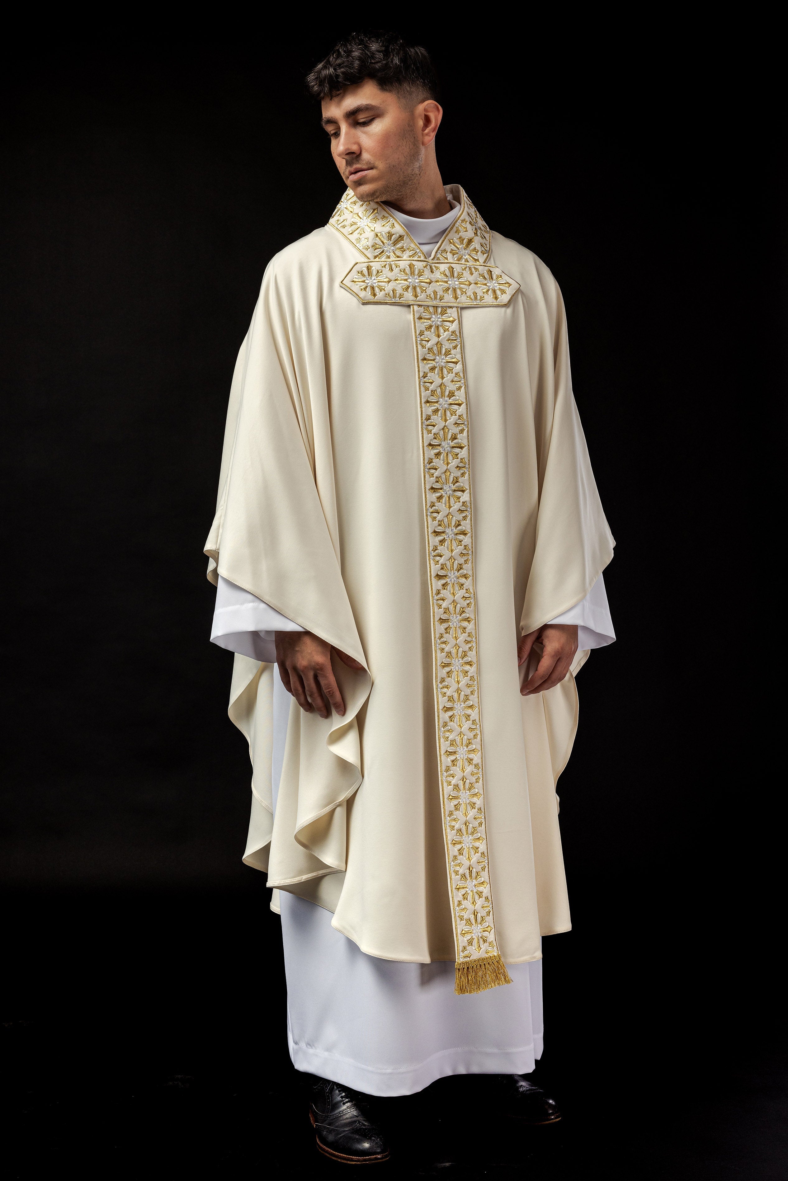 Chasuble with shiny embroidery in ecru