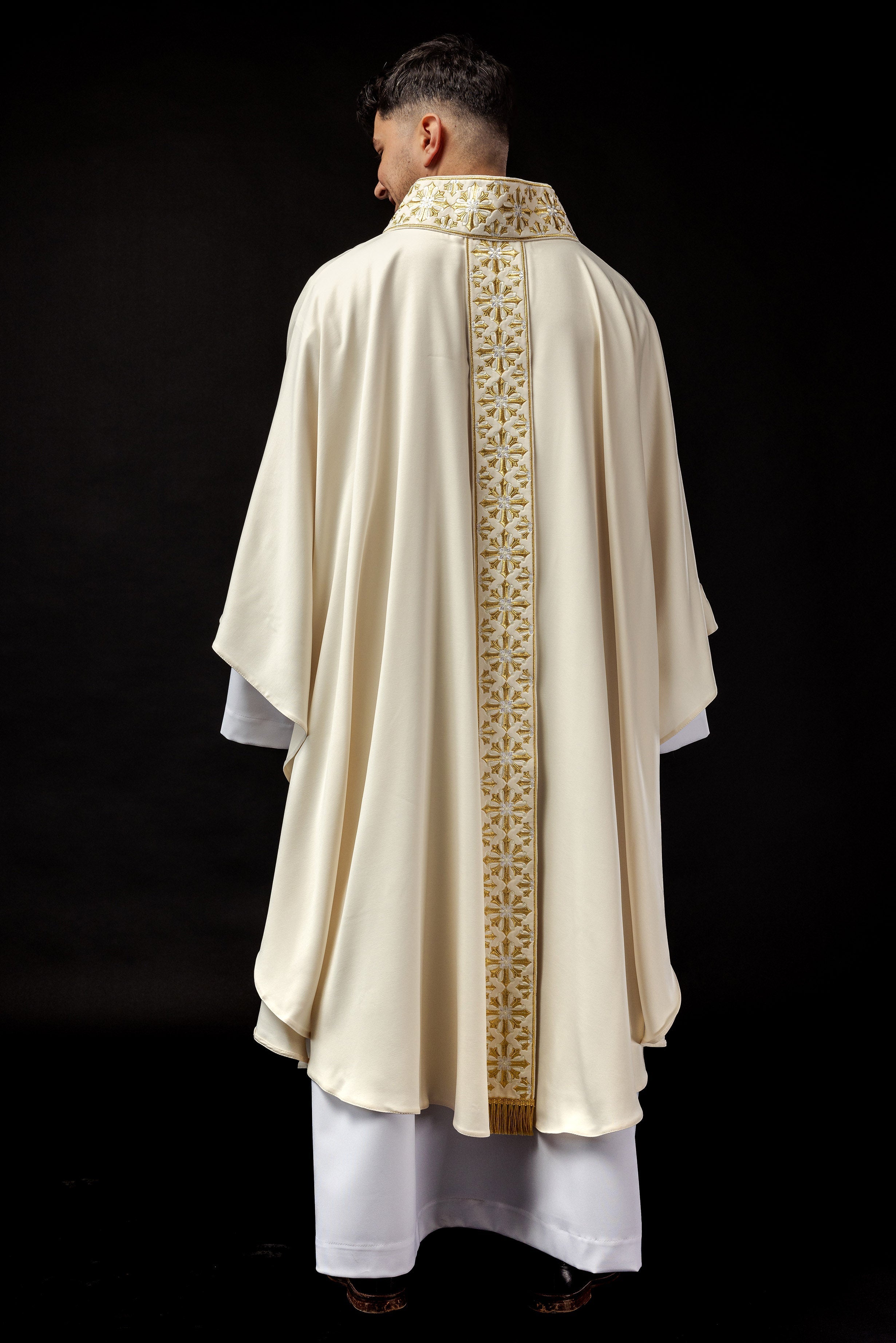 Chasuble with shiny embroidery in ecru