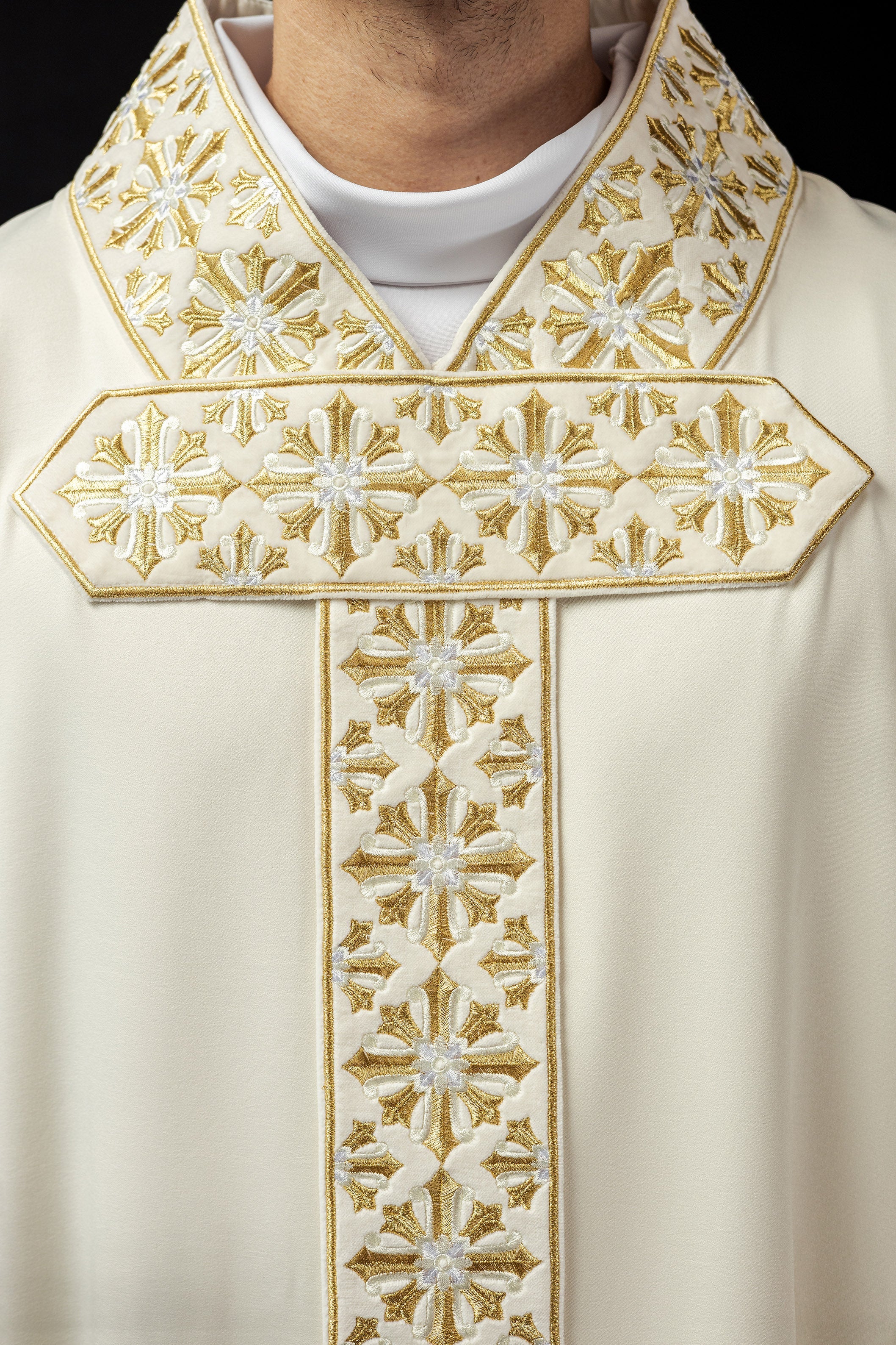 Chasuble with shiny embroidery in ecru