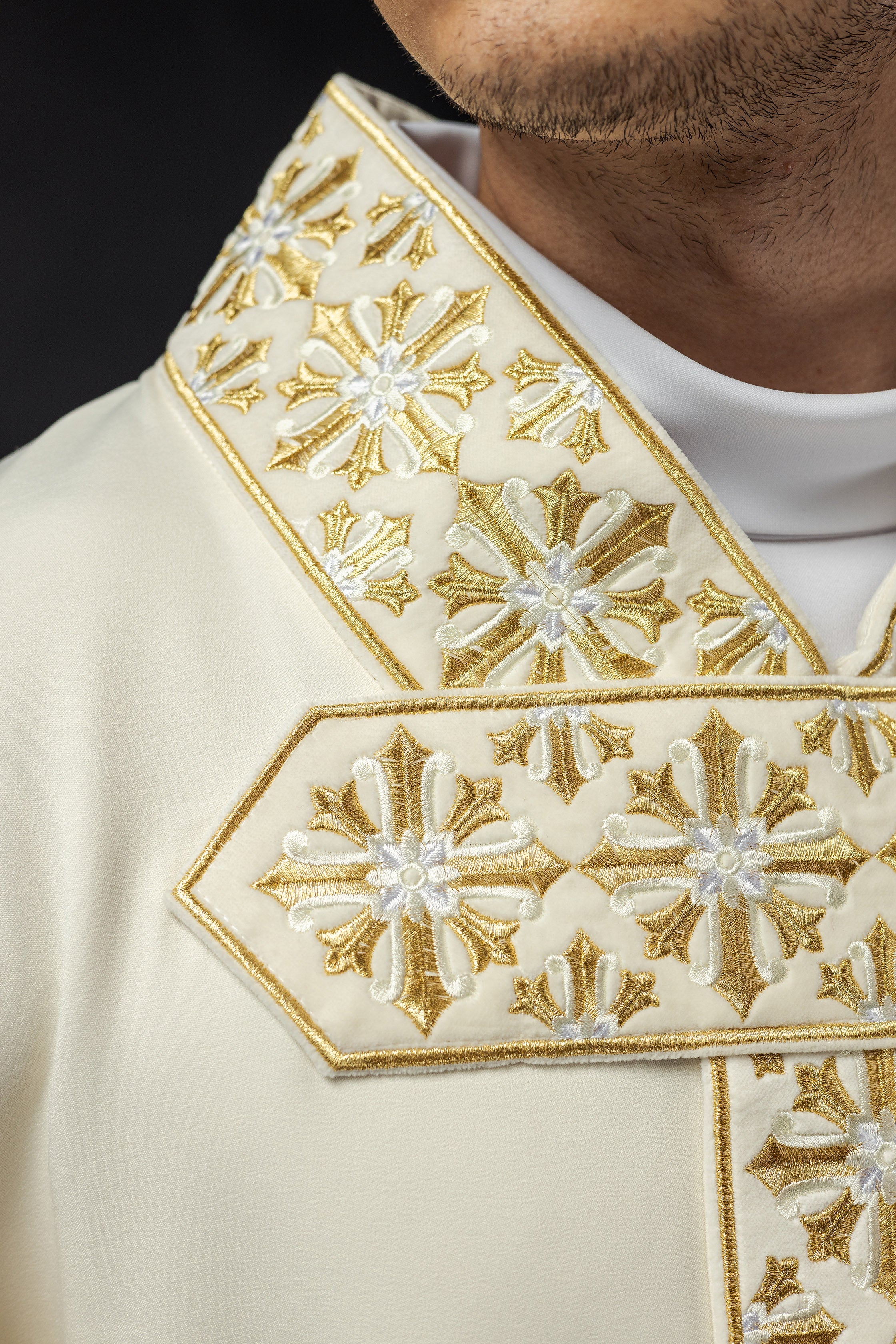 Chasuble with shiny embroidery in ecru