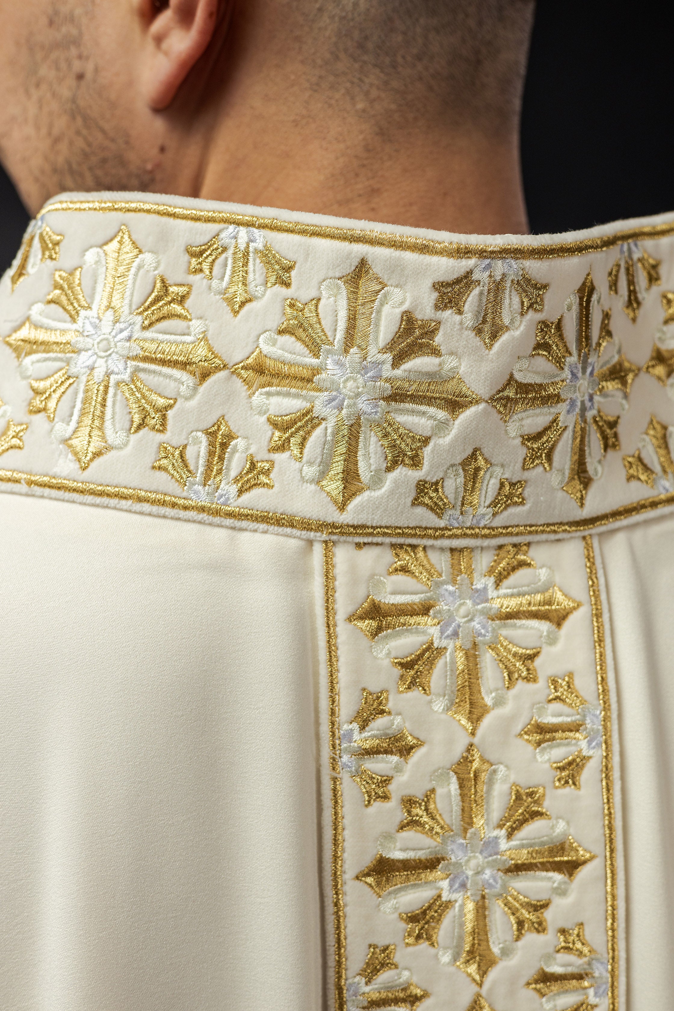 Chasuble with shiny embroidery in ecru