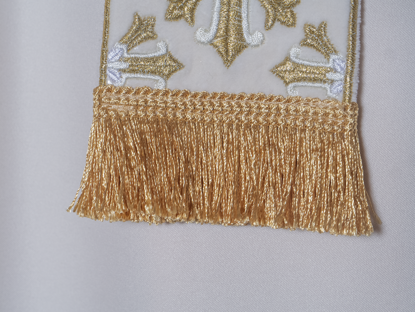 Chasuble with shiny embroidery in ecru