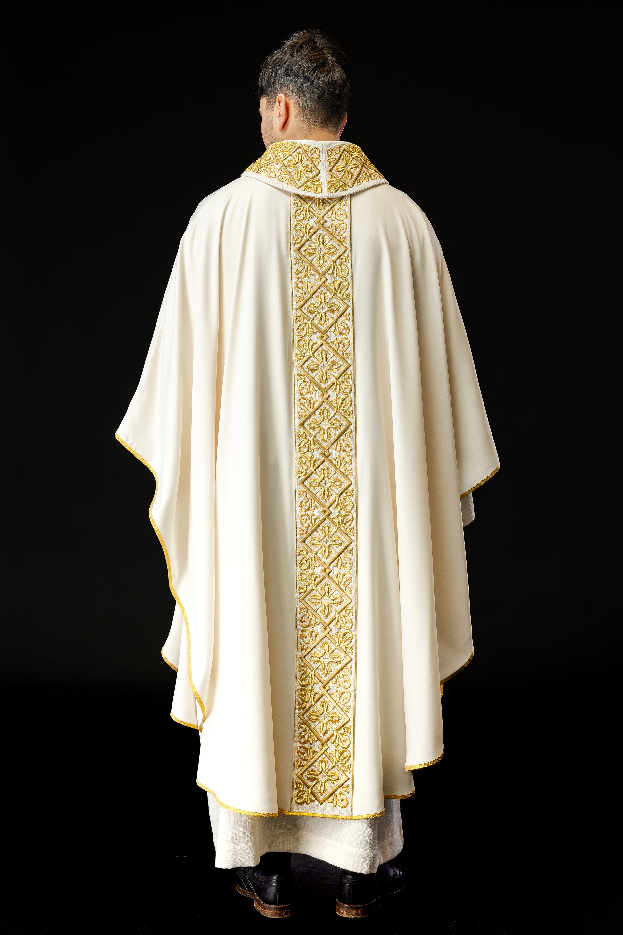 Chasuble richly embroidered floral motif with crosses Ecru