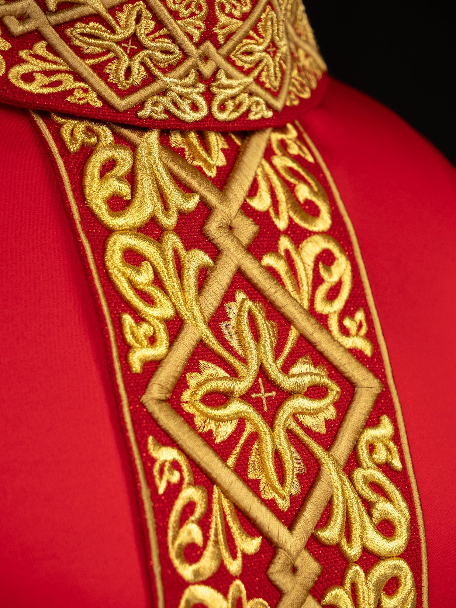 Red chasuble with embroidered collar - HAFTINAUSA.COM