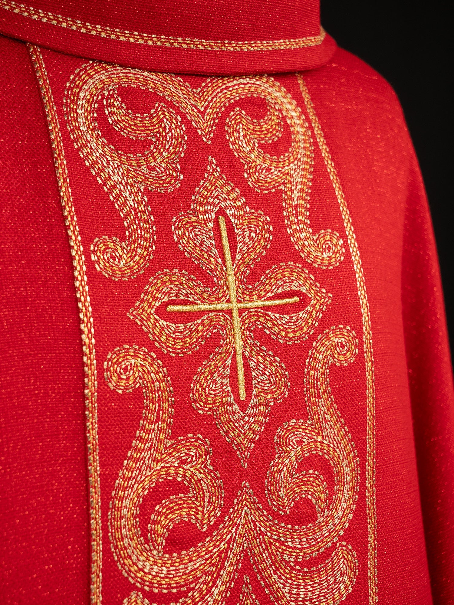 Red chasuble with light gold embroidery - HAFTINAUSA.COM