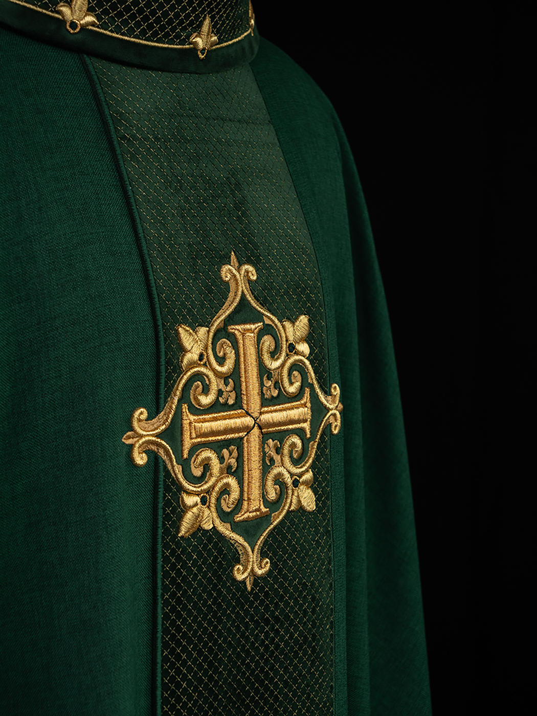 Chasuble embroidered with Green Cross - HAFTINAUSA.COM