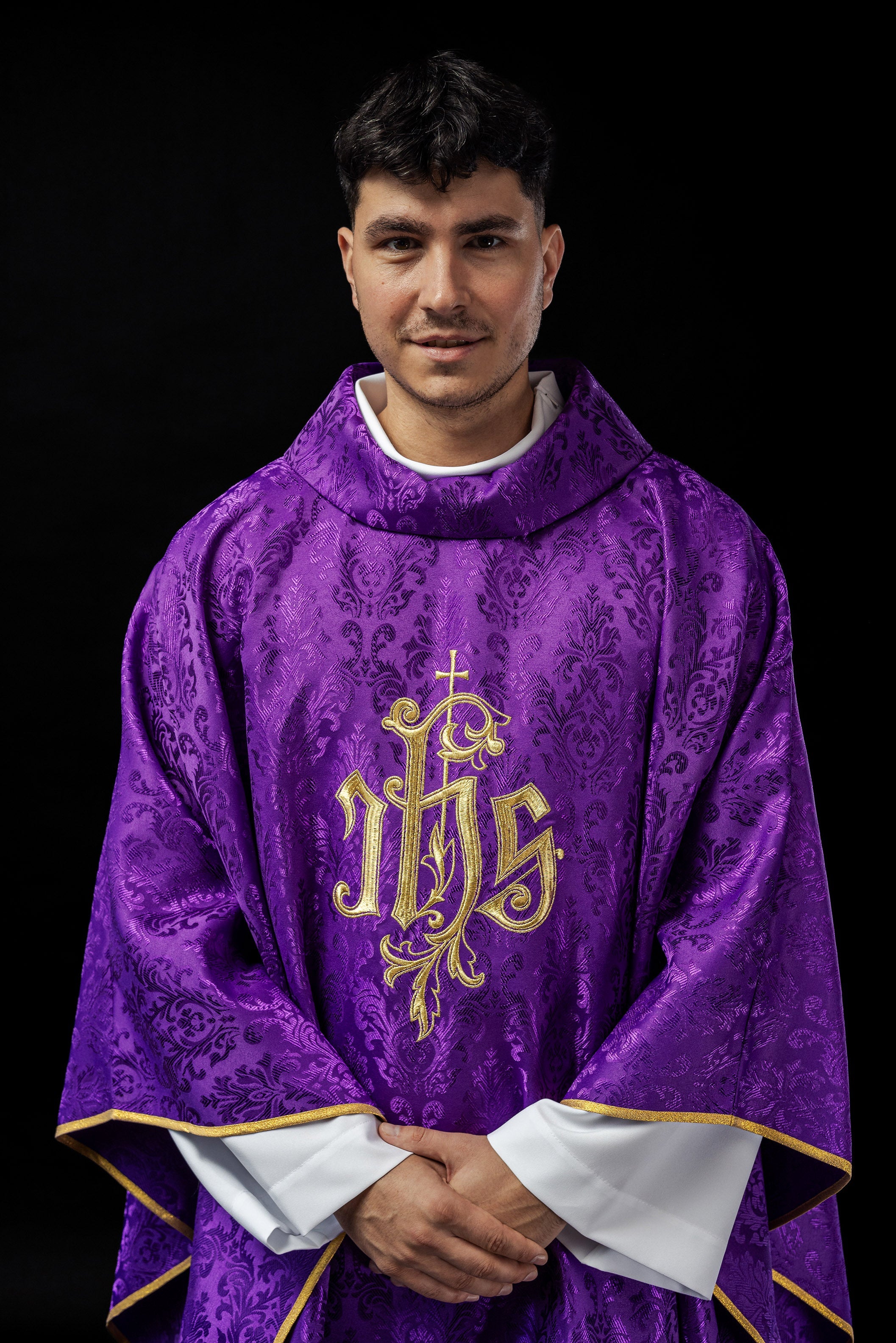 Purple chasuble made of floral ornamental texture with classic IHS - HAFTINAUSA.COM