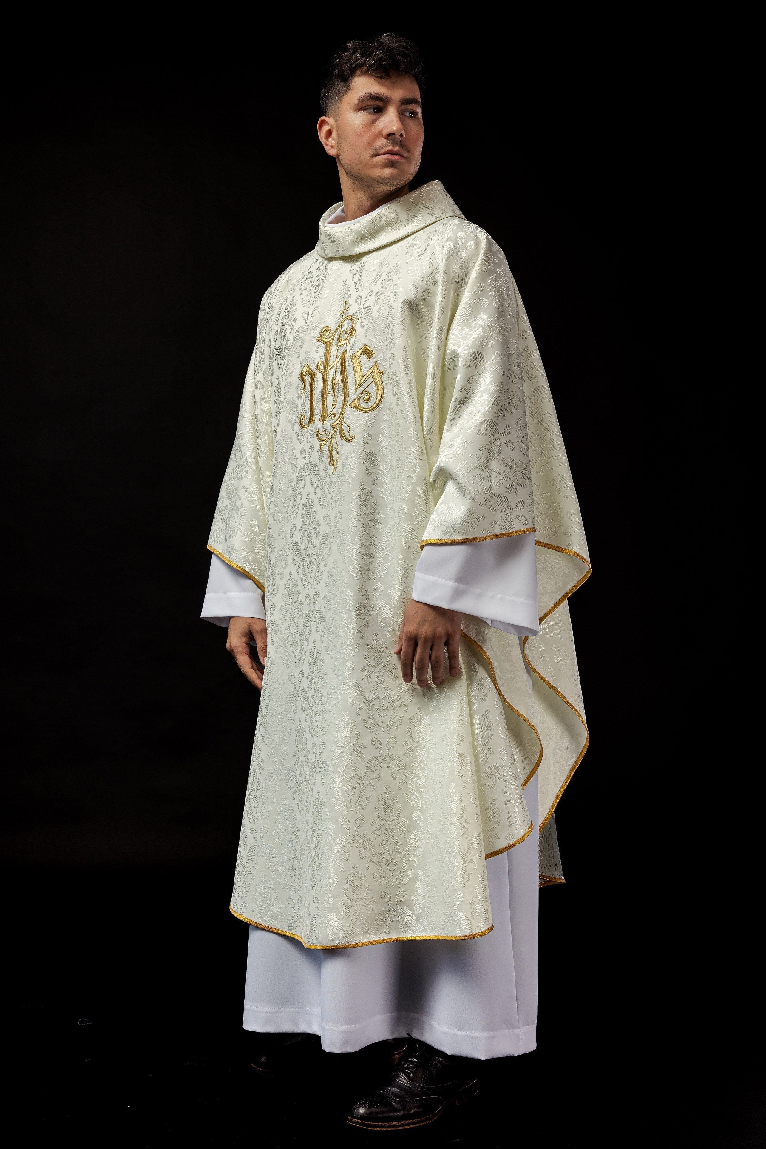 Ivory chasuble made of ornamental texture with classic IHS