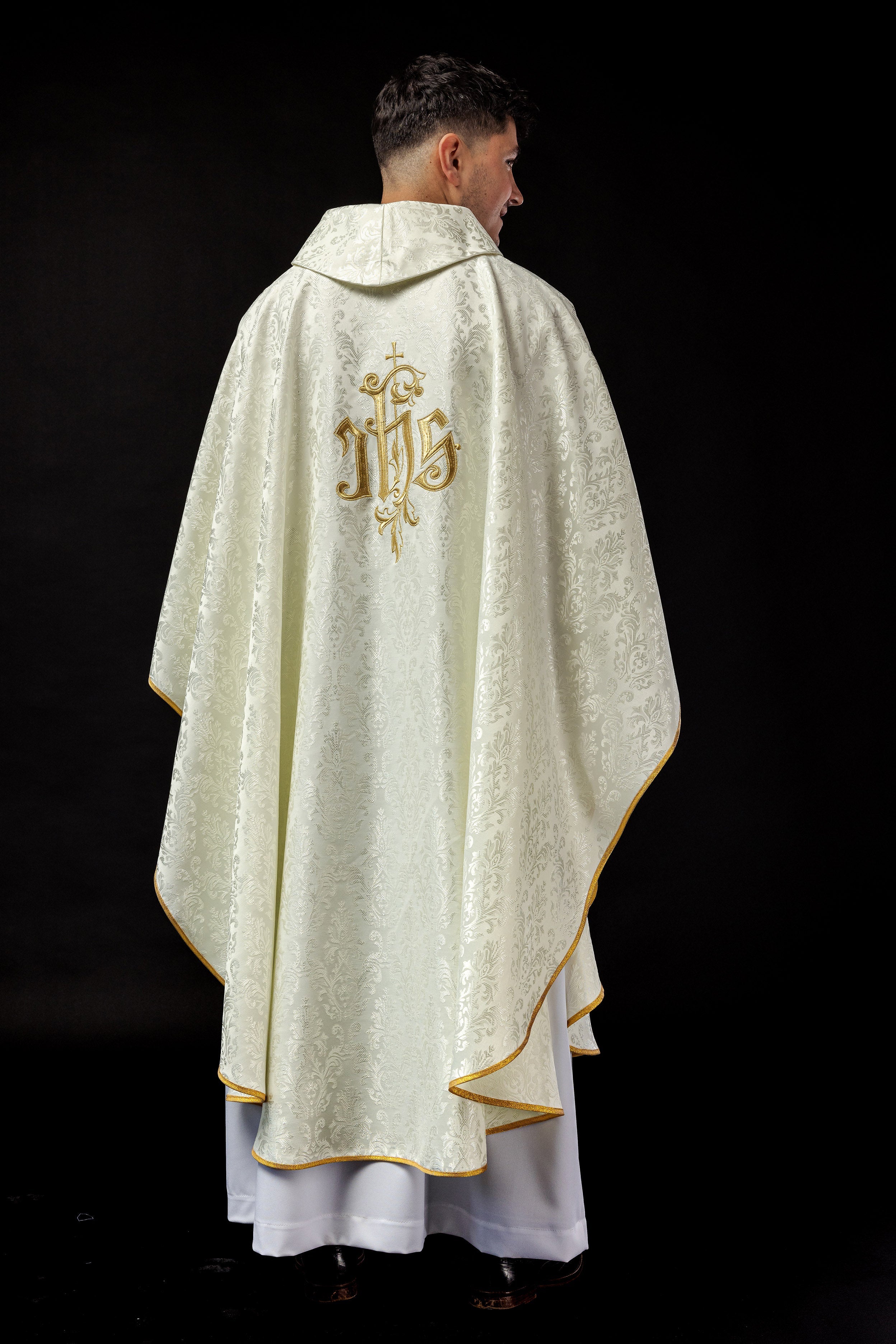 Ivory chasuble made of ornamental texture with classic IHS