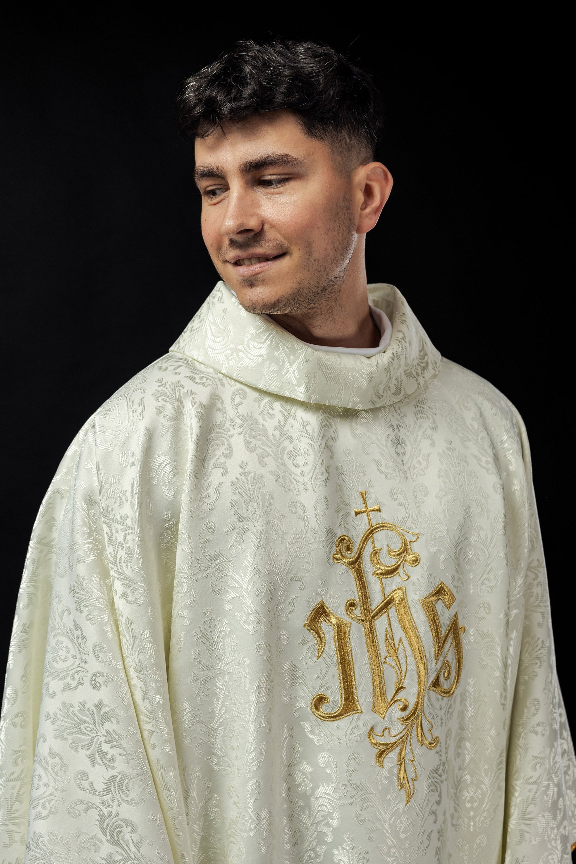 Ivory chasuble made of ornamental texture with classic IHS