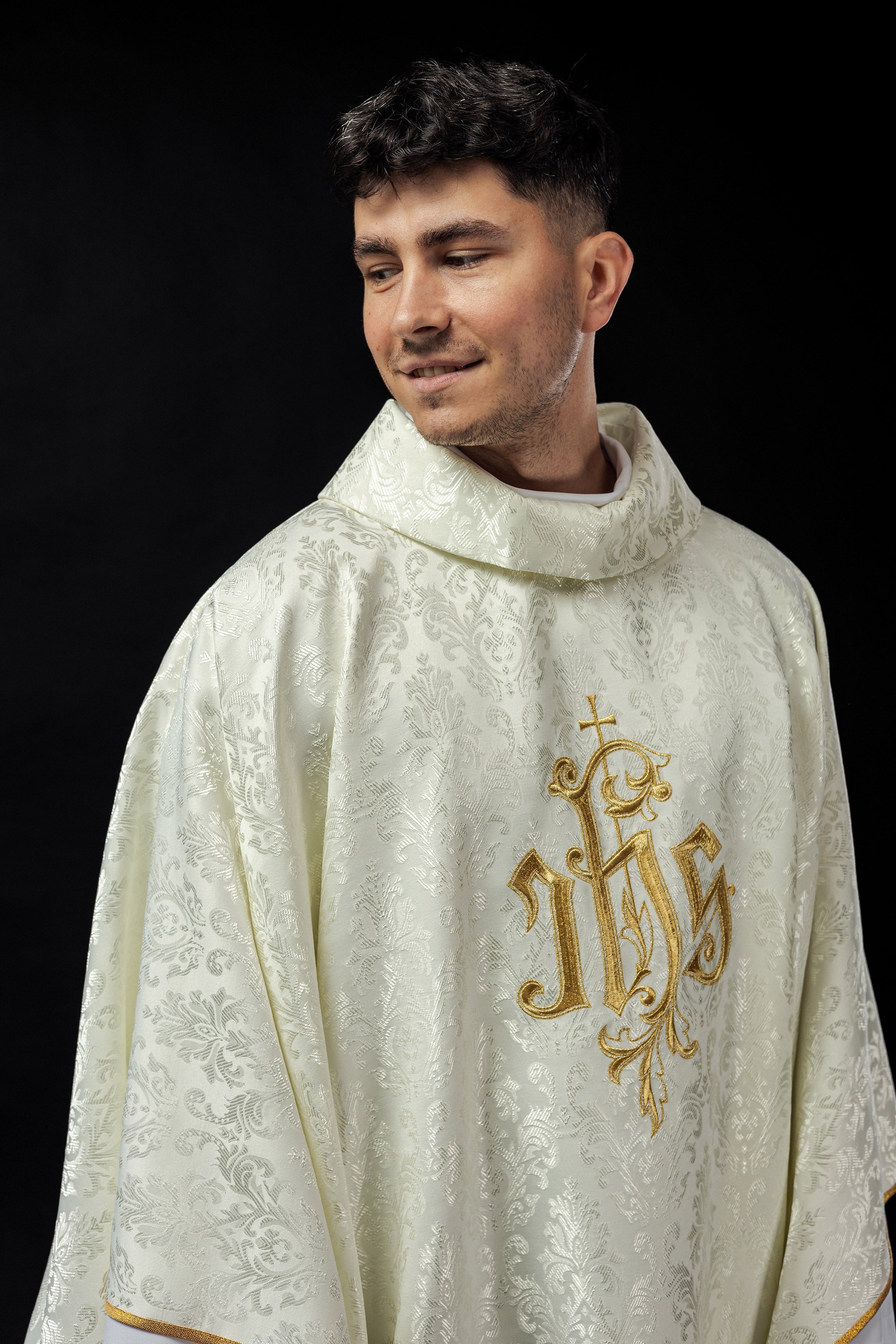 Ivory chasuble made of ornamental texture with classic IHS