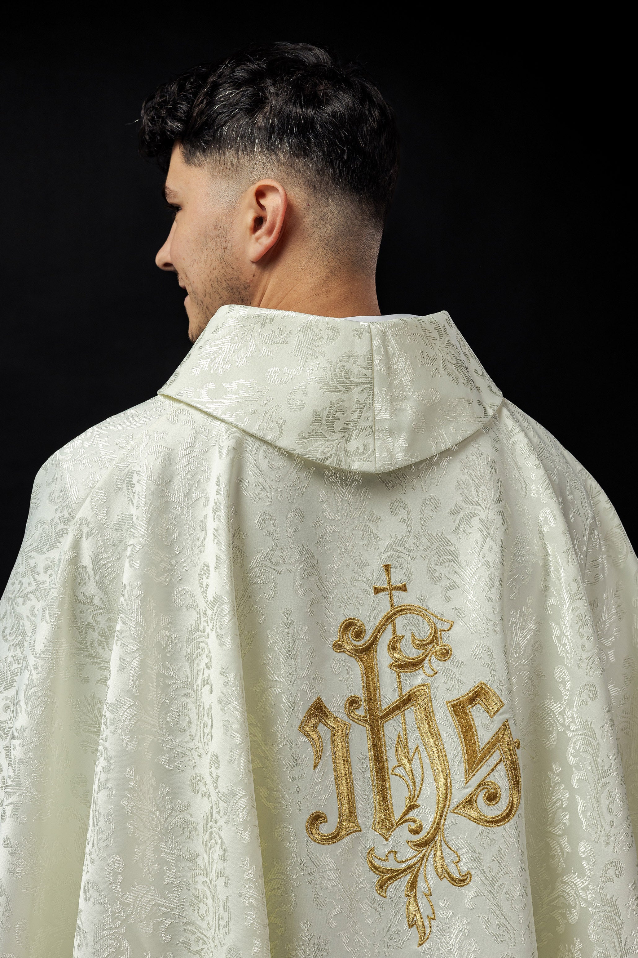 Ivory chasuble made of ornamental texture with classic IHS