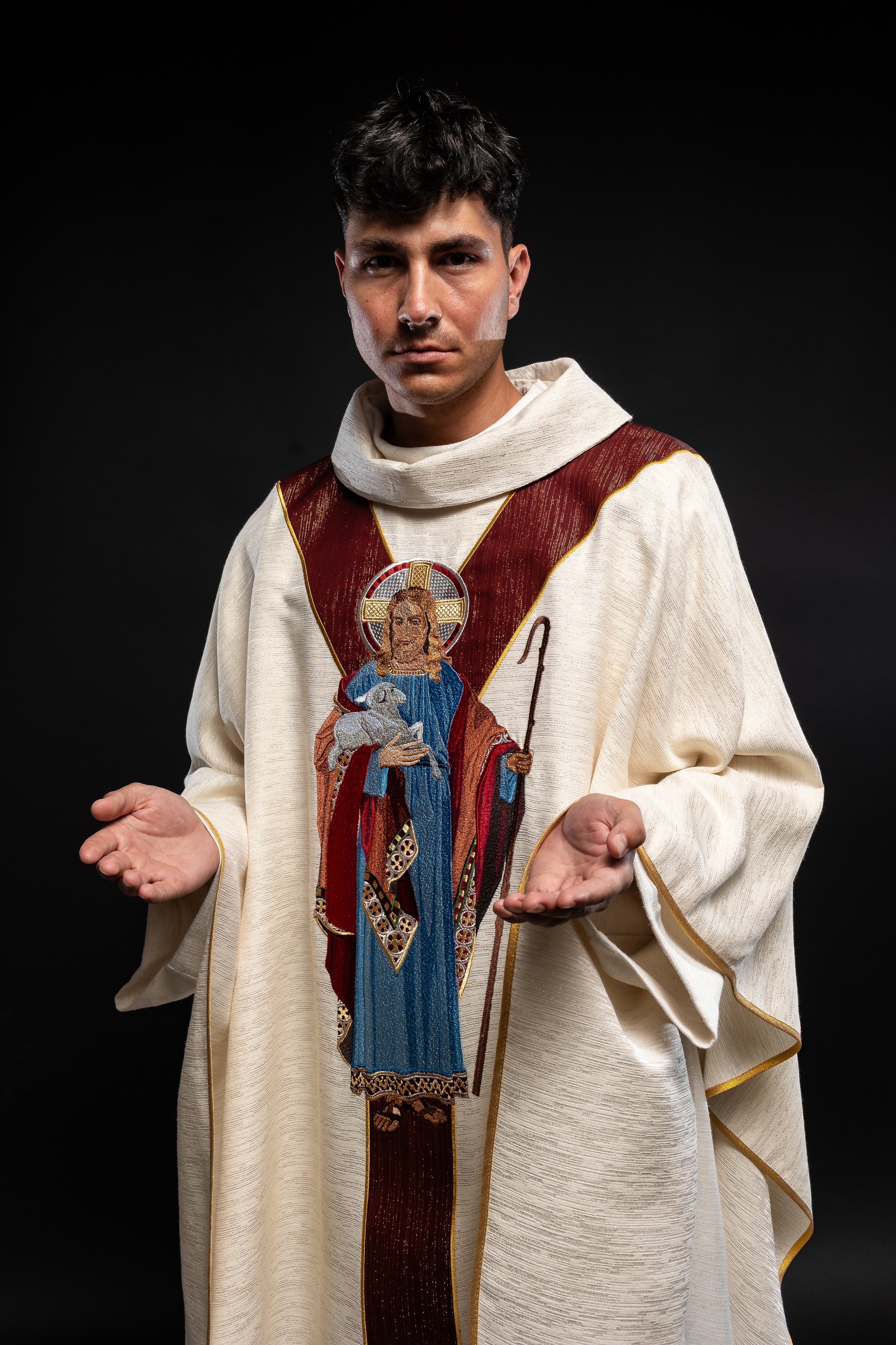 Chasuble ecru with the image of Jesus the Good Shepherd with a decorative burgundy stripe - HAFTINAUSA.COM