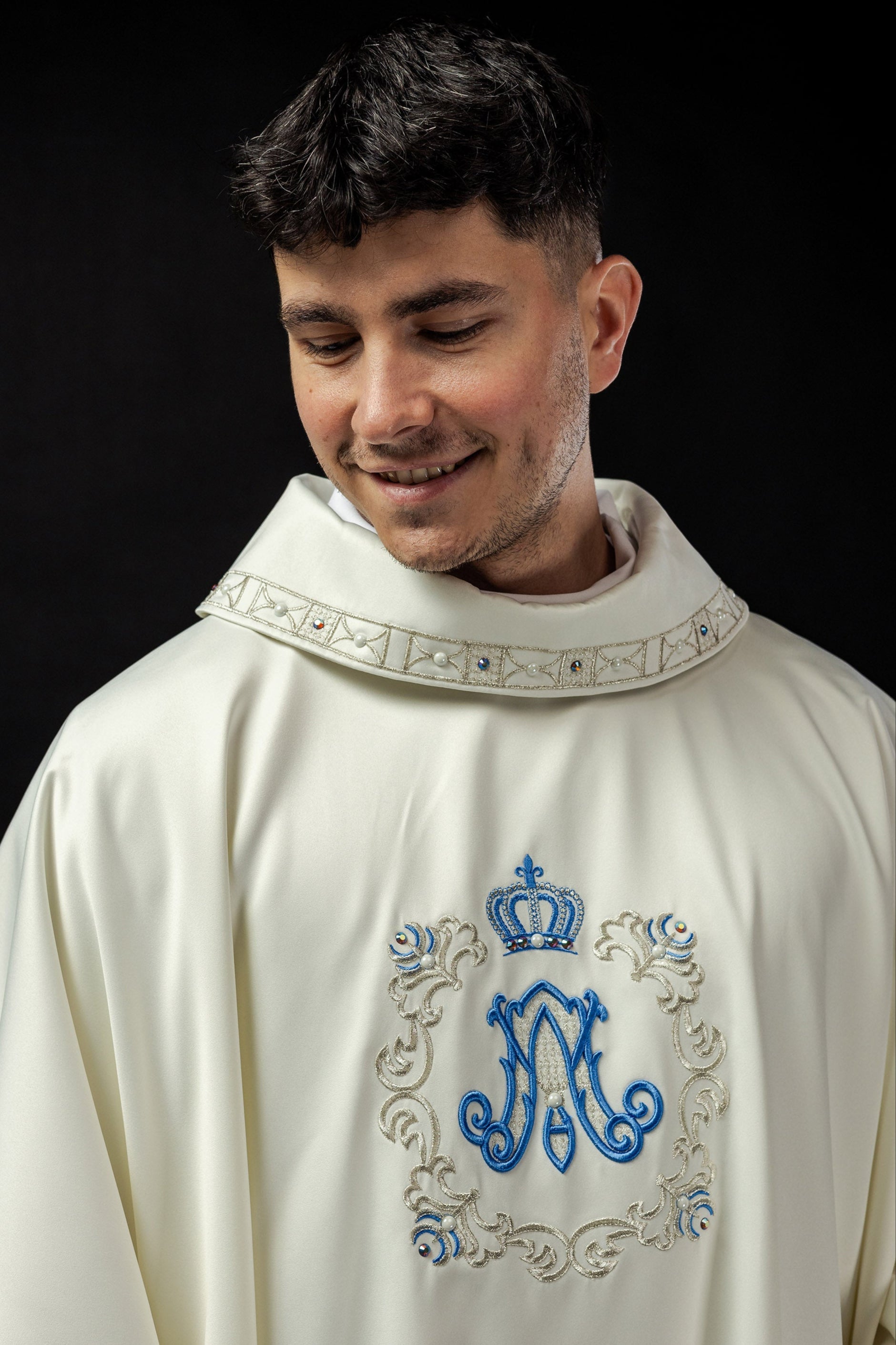 Chasuble with embroidered Marian image - HAFTINAUSA.COM