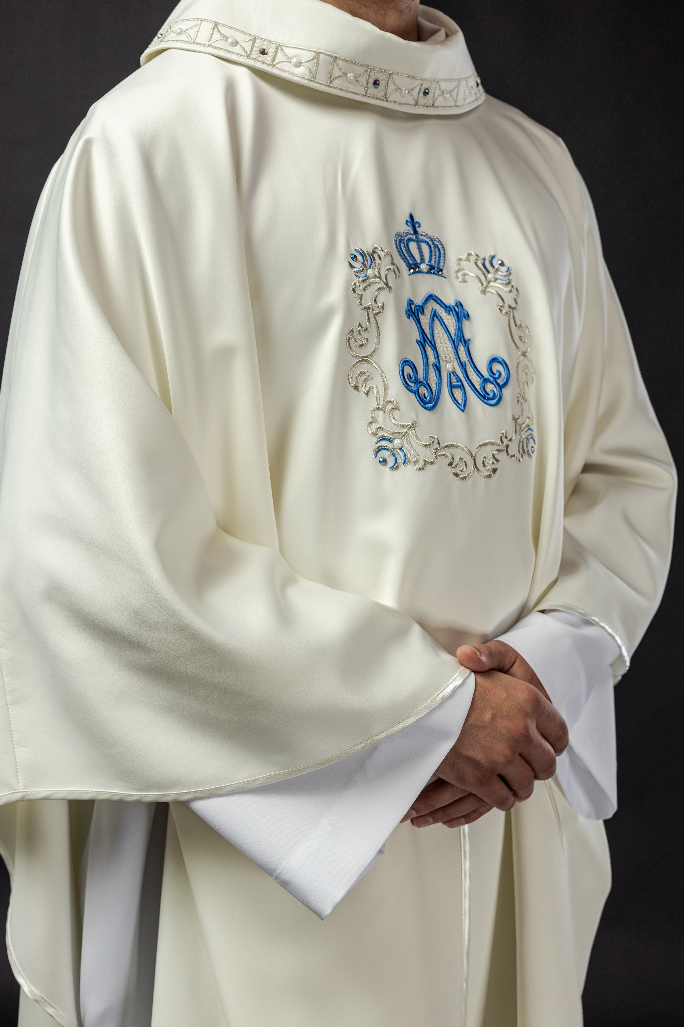 Chasuble with embroidered Marian image - HAFTINAUSA.COM