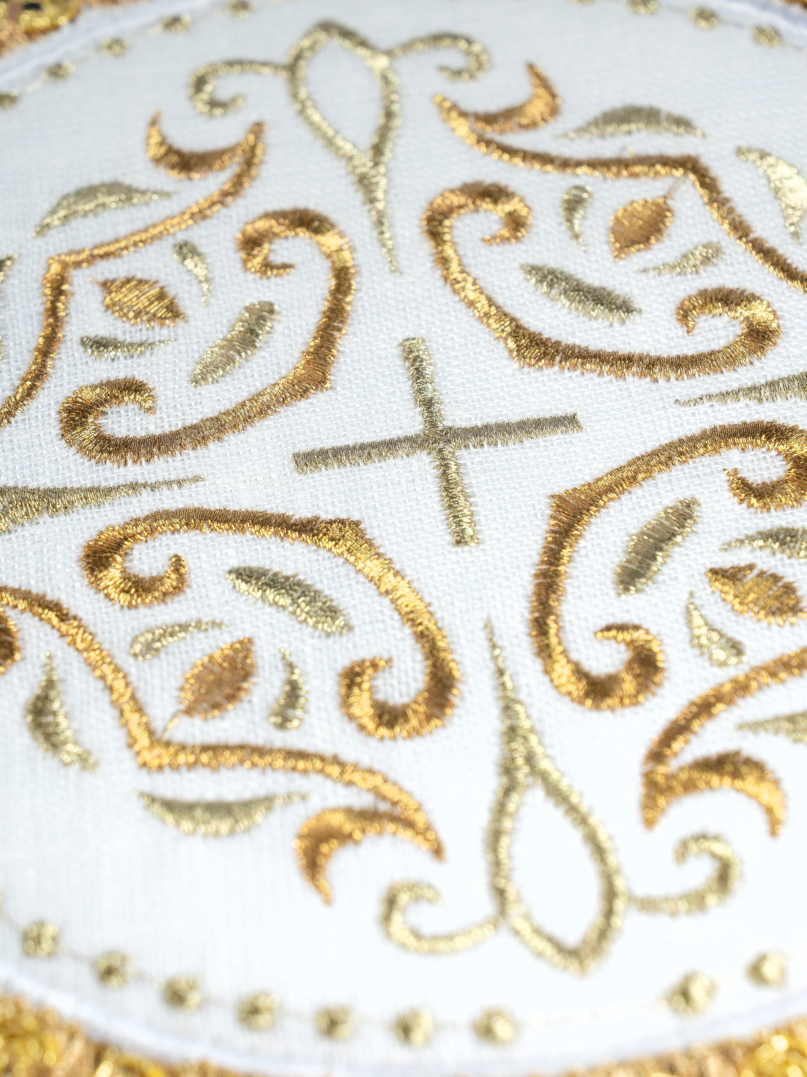 Mass linens set with a cross motif on a round pall richly embroidered