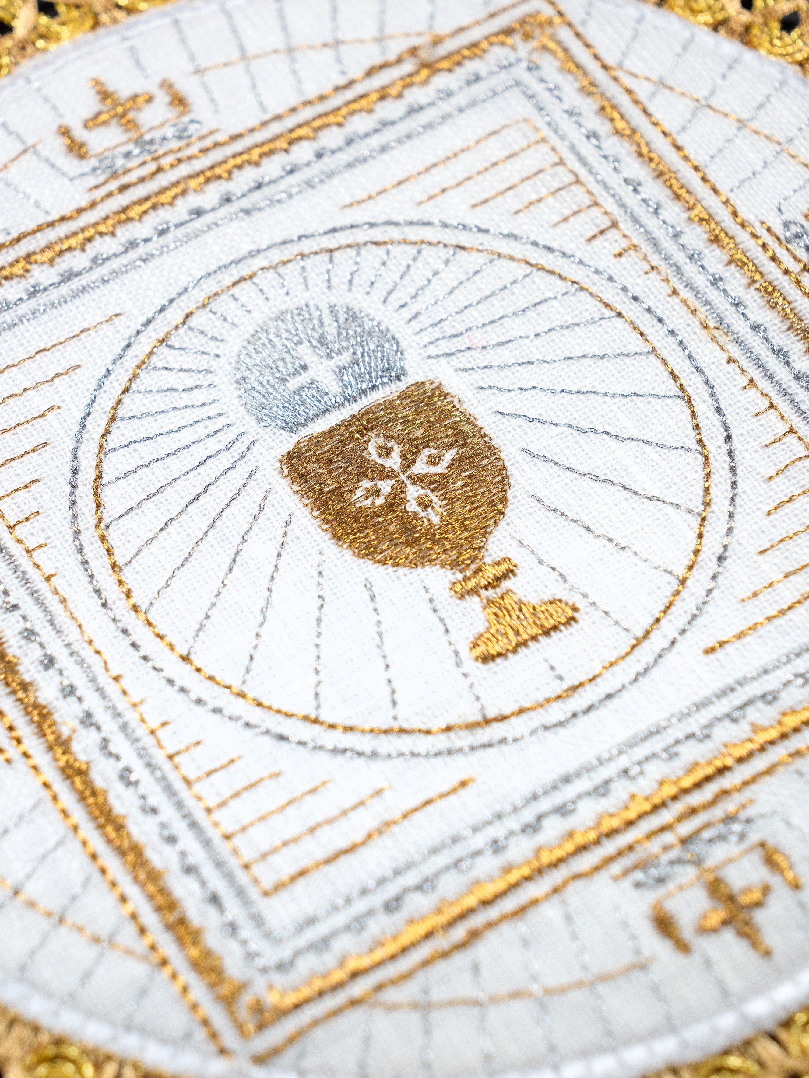 Linen chalice set with eucharistic chalice and host motif with rounded pall