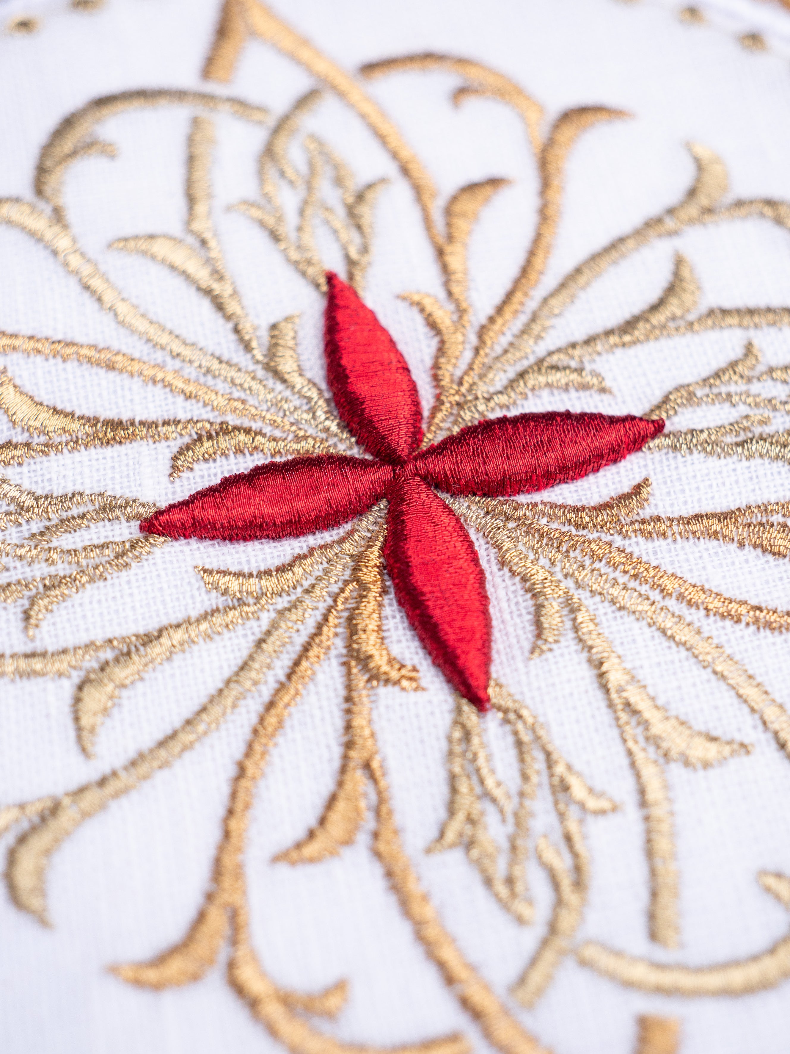 Mass linens with round pall and red embroidery