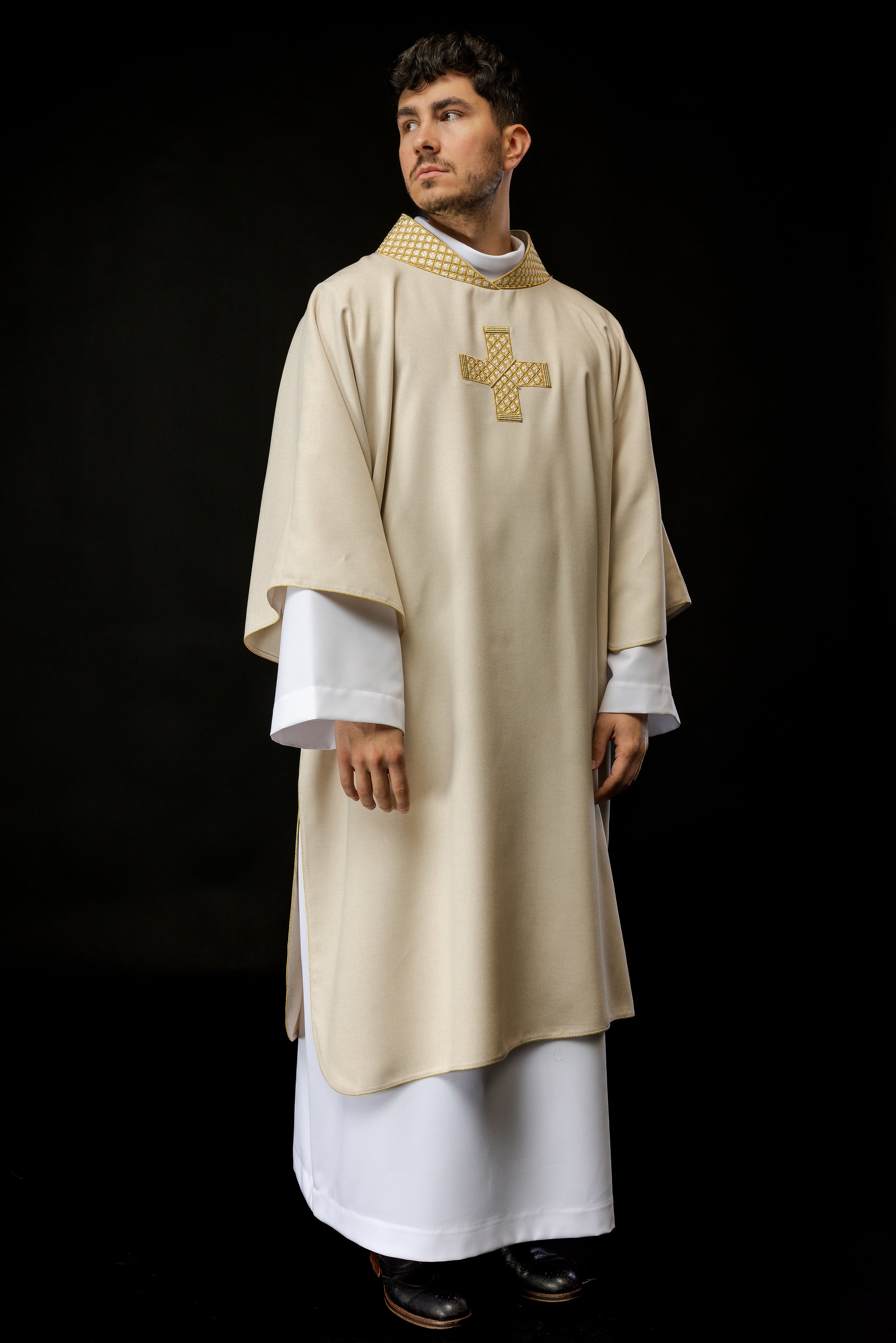 Ivory dalmatic with decorated gold collar and cross embroidery - HAFTINAUSA.COM