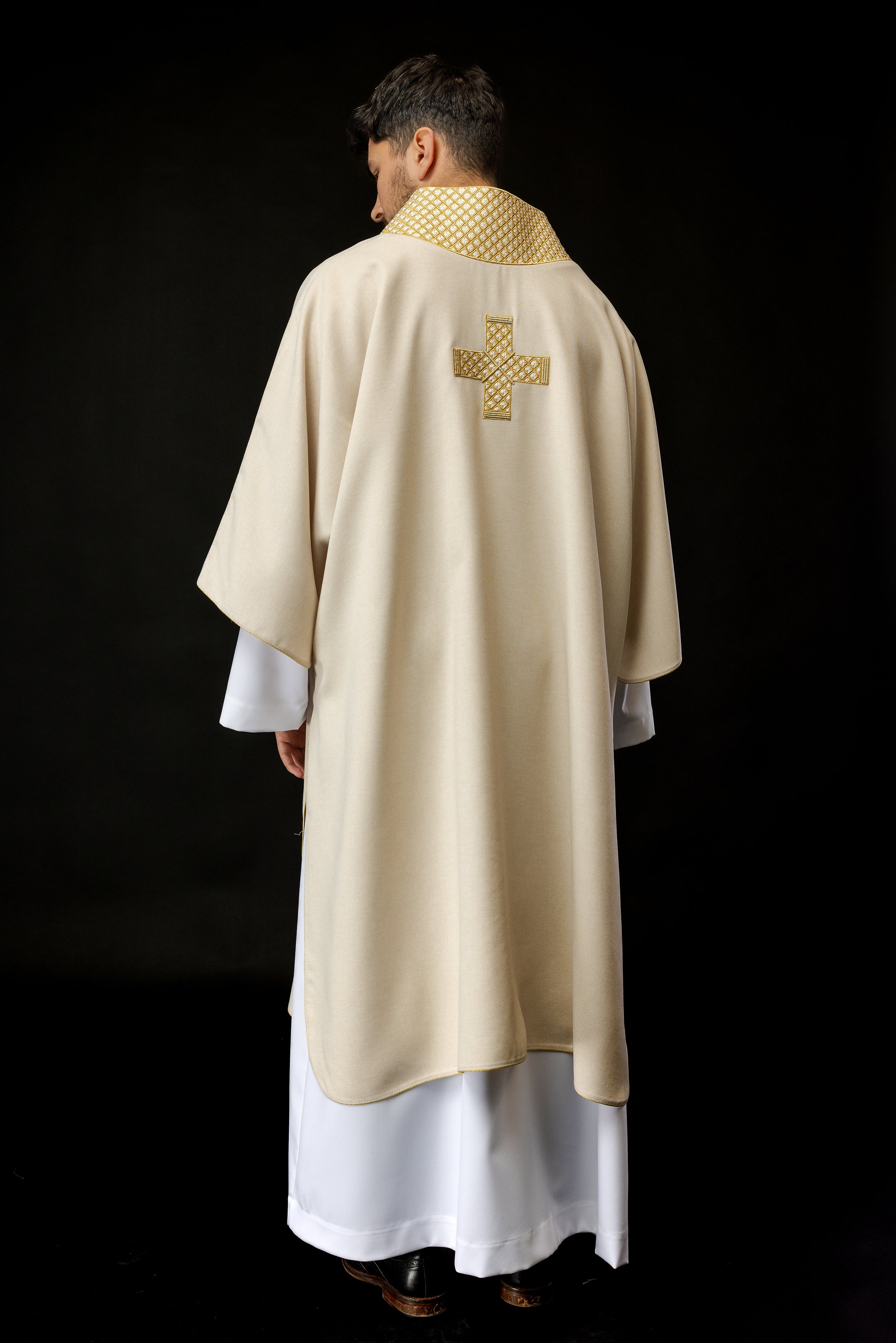 Ivory dalmatic with decorated gold collar and cross embroidery - HAFTINAUSA.COM