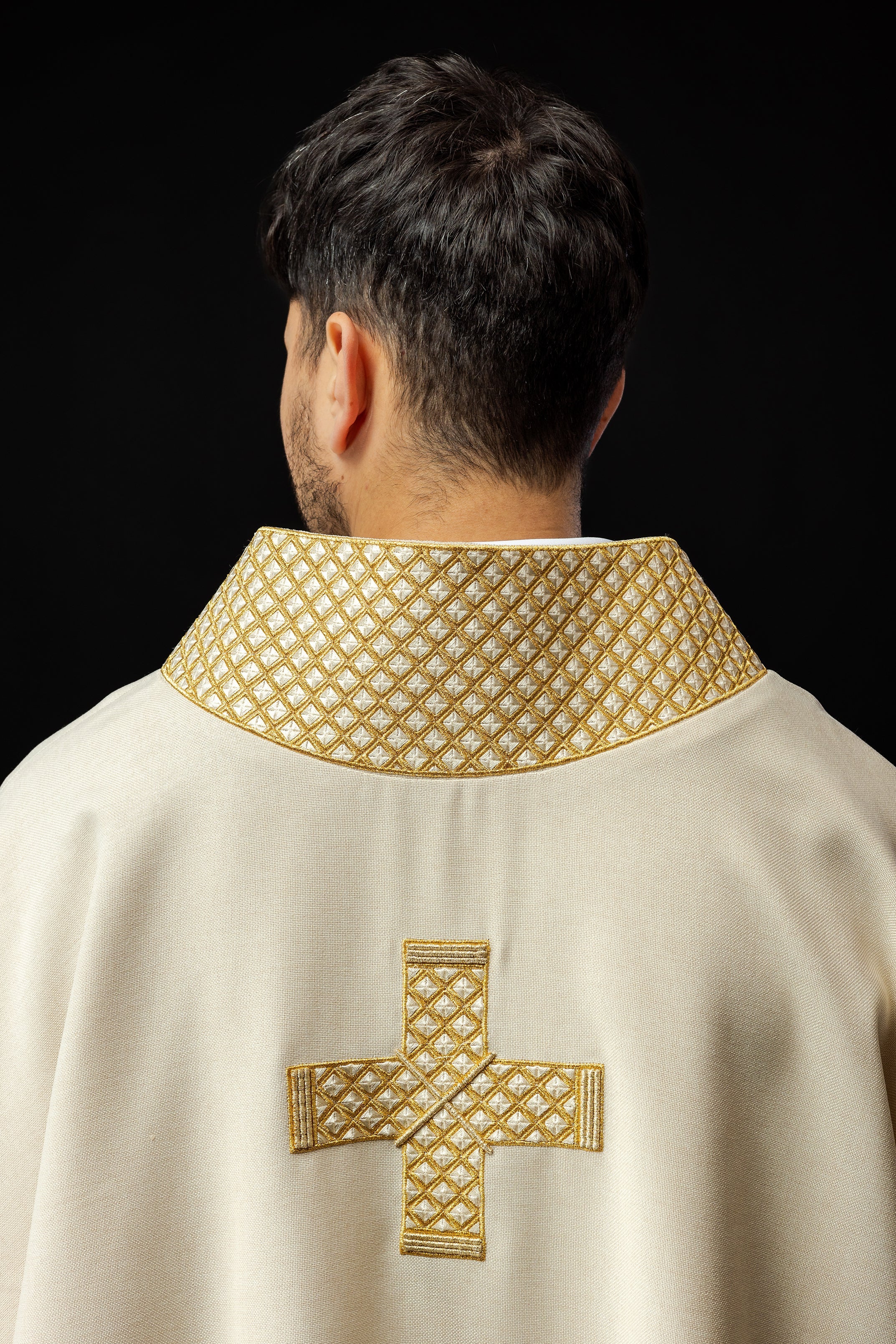 Ivory dalmatic with decorated gold collar and cross embroidery - HAFTINAUSA.COM