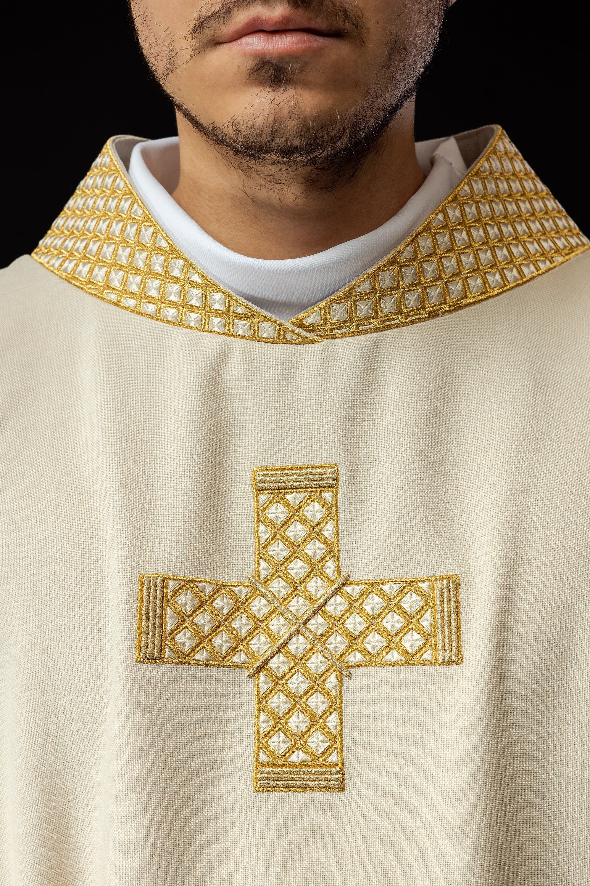 Ivory dalmatic with decorated gold collar and cross embroidery - HAFTINAUSA.COM