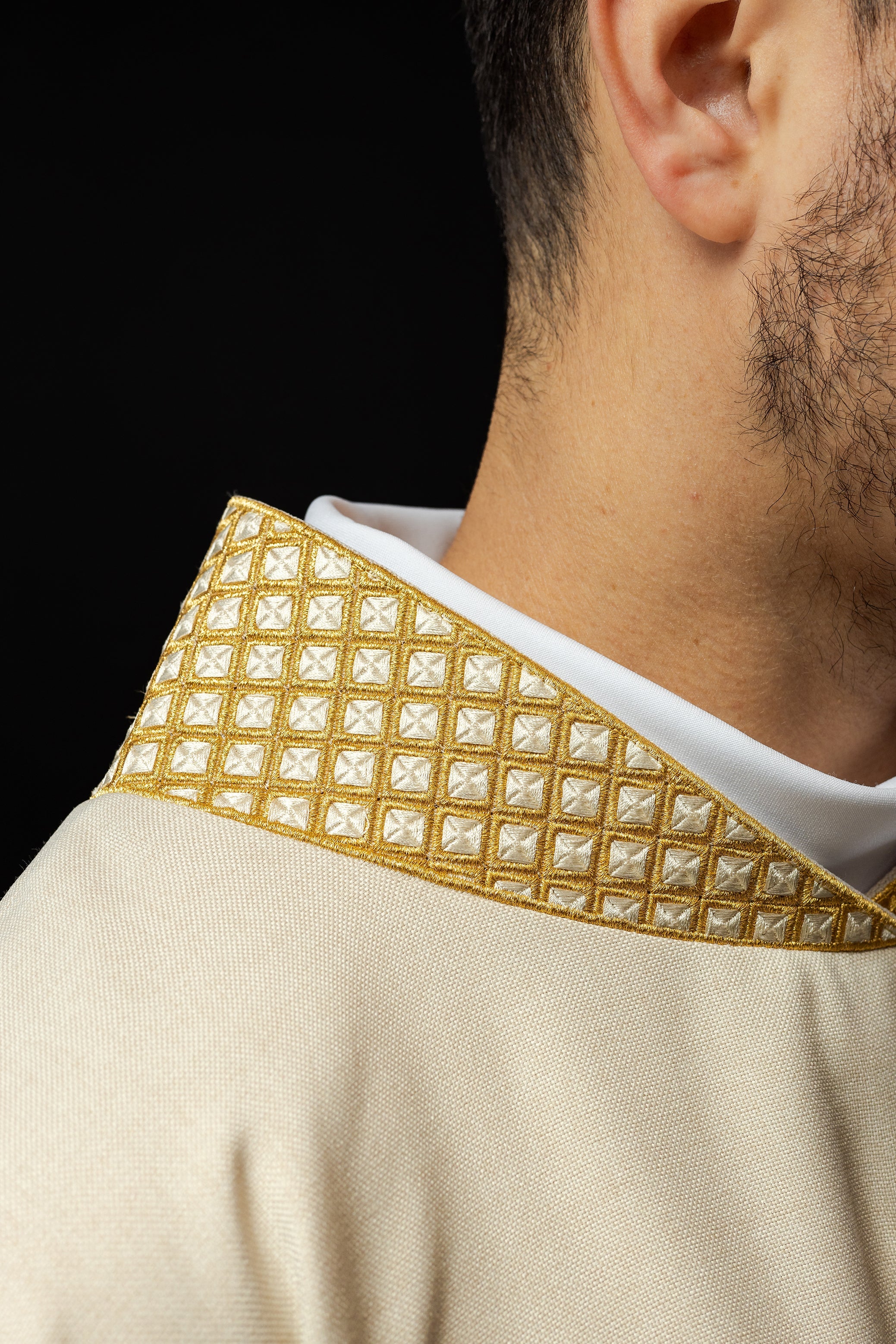 Ivory dalmatic with decorated gold collar and cross embroidery - HAFTINAUSA.COM