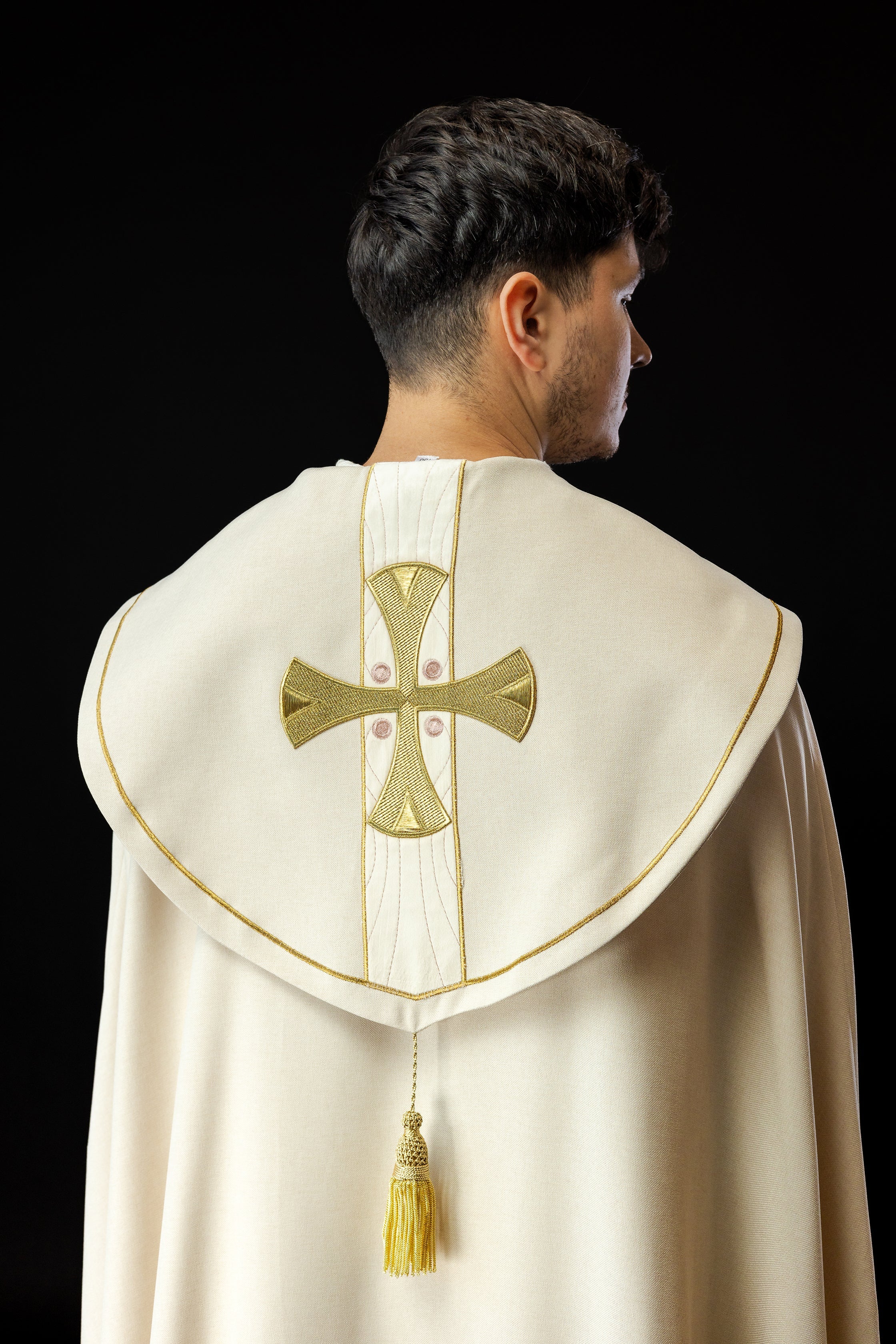 Cope with embroidered golden crosses and ecru velvet - HAFTINAUSA.COM