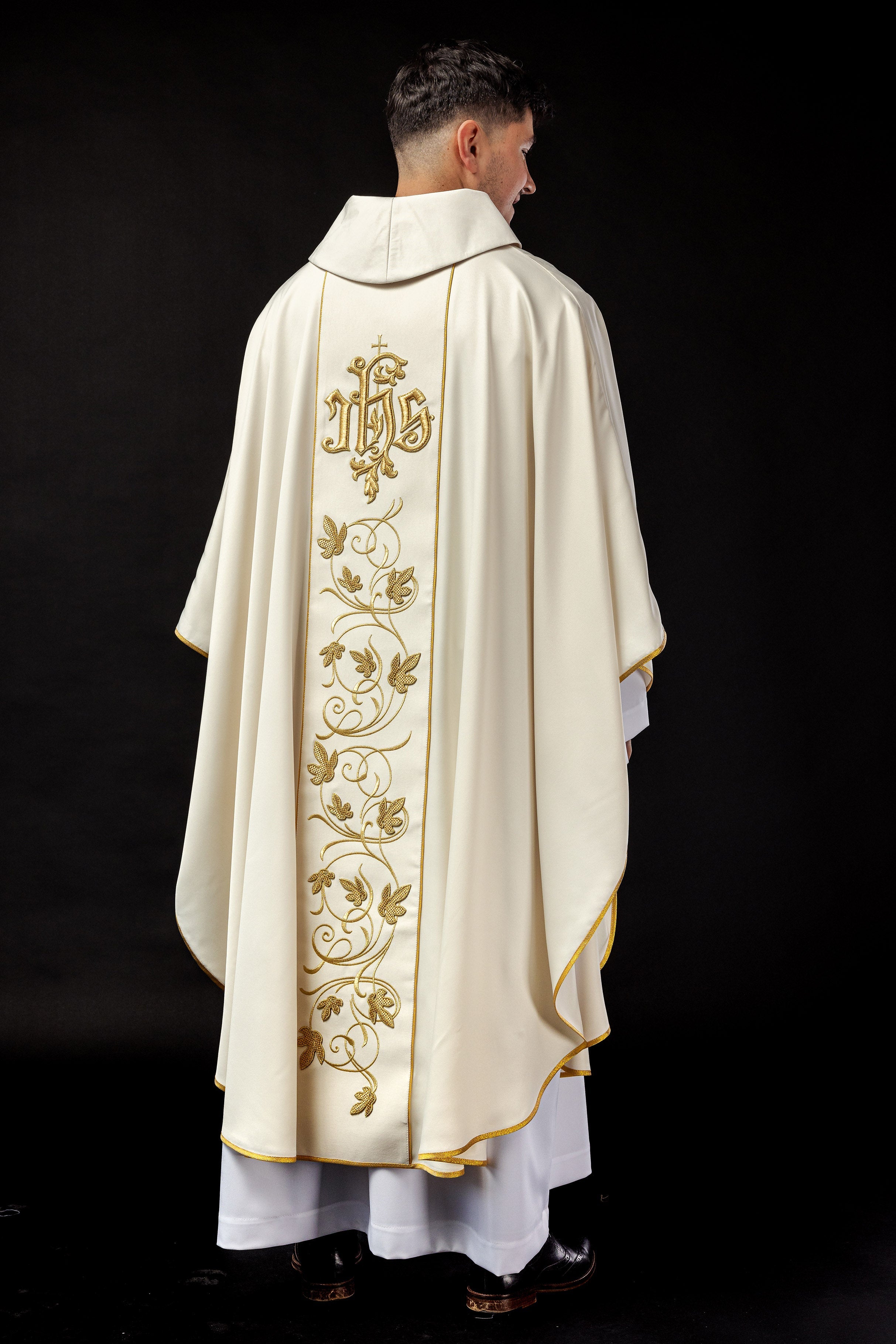 Ecru liturgical chasuble with richly decorated belt with floral motif and IHS