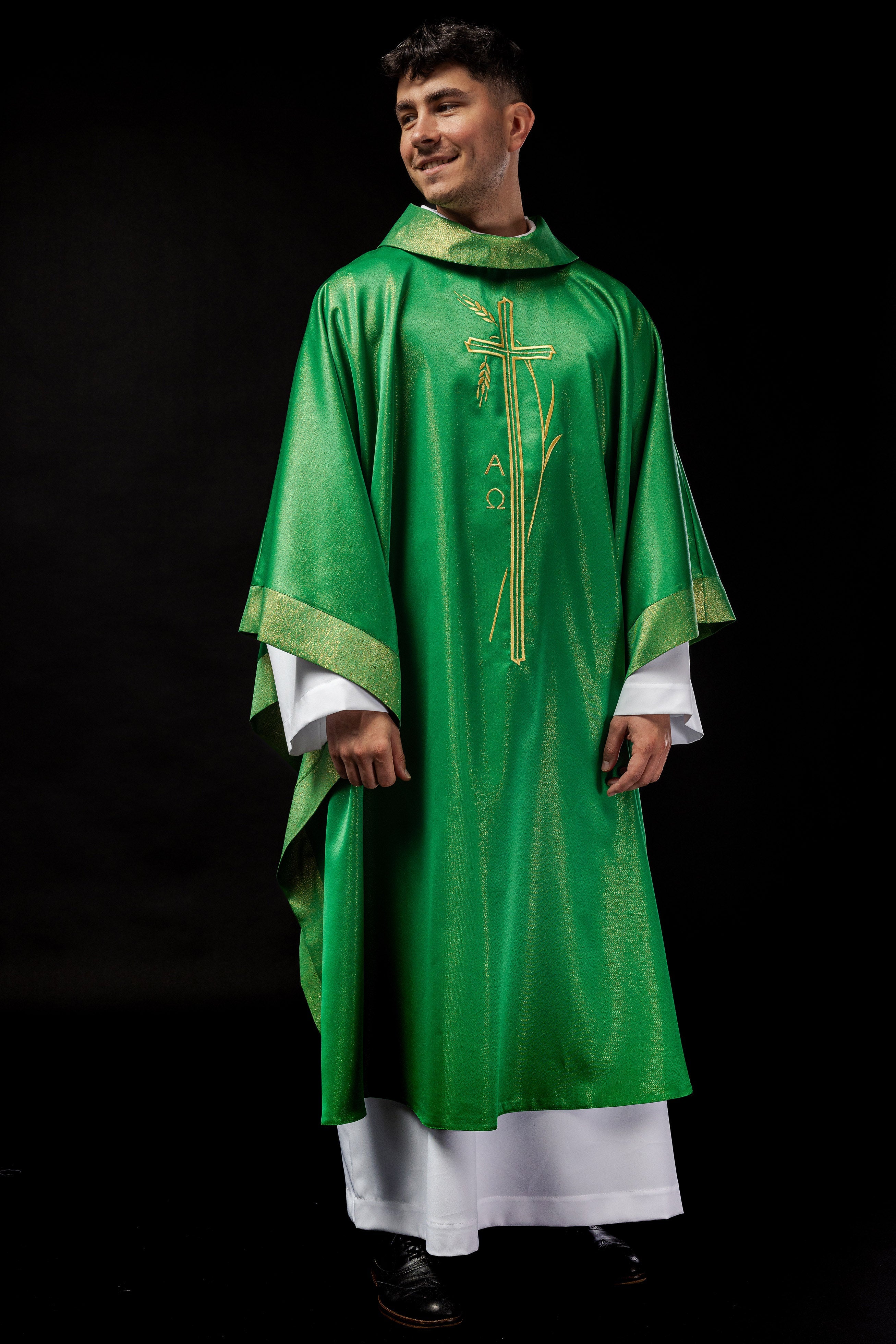 Chasuble with cross and ear motif in green color