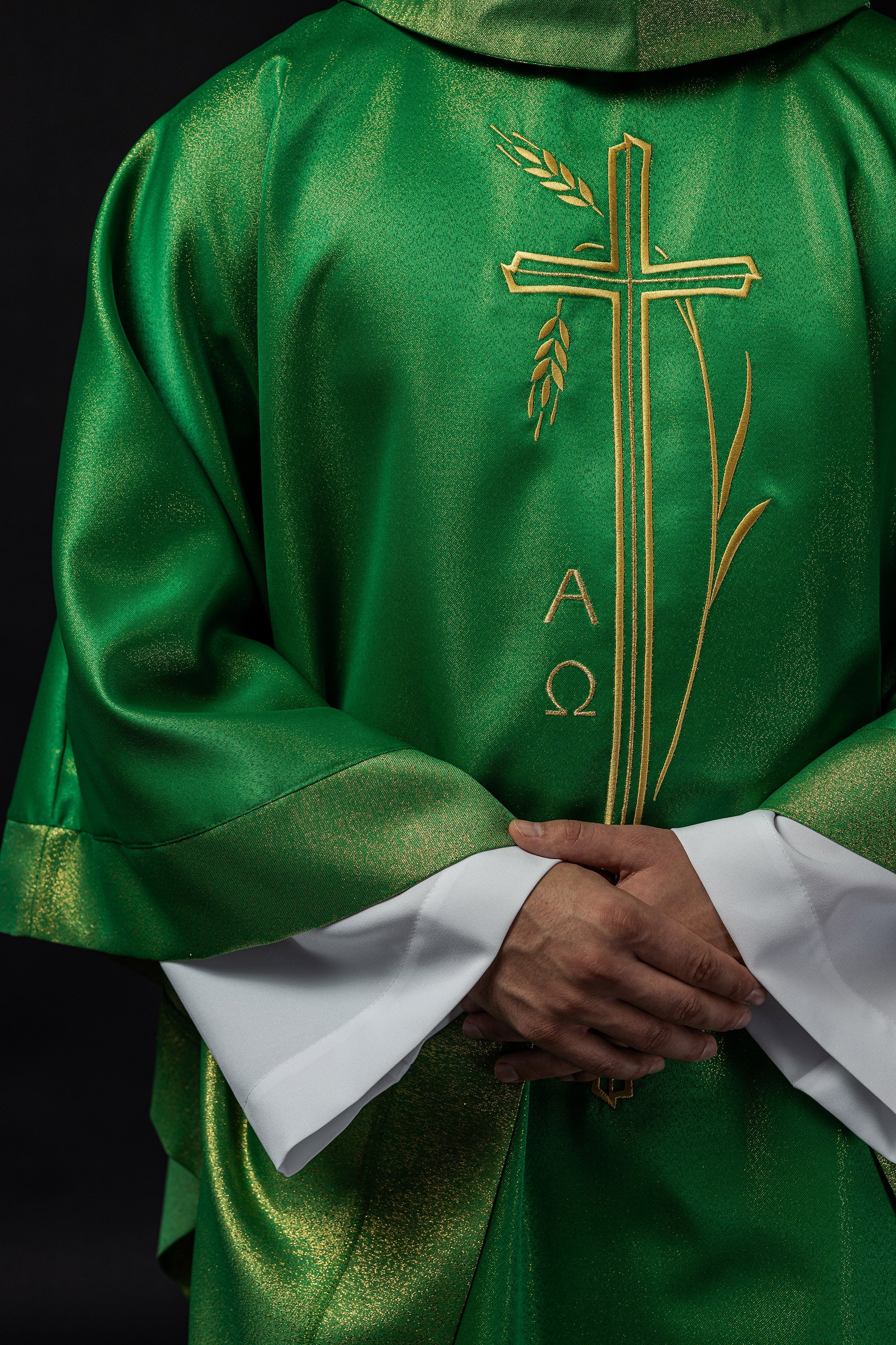 Chasuble with cross and ear motif in green color