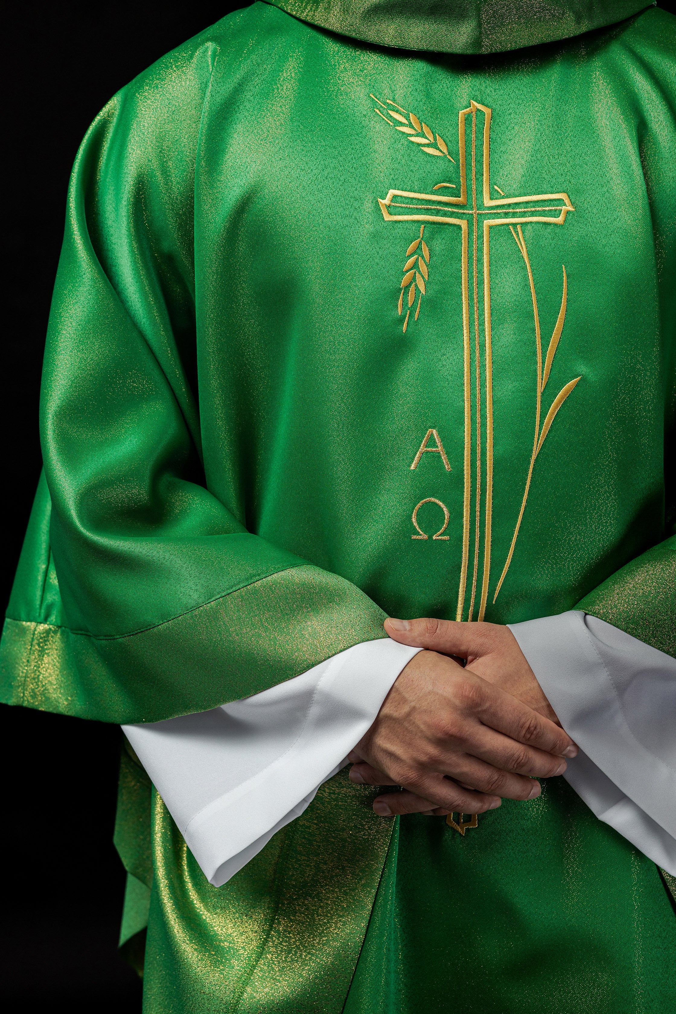 Chasuble with cross and ear motif in green color