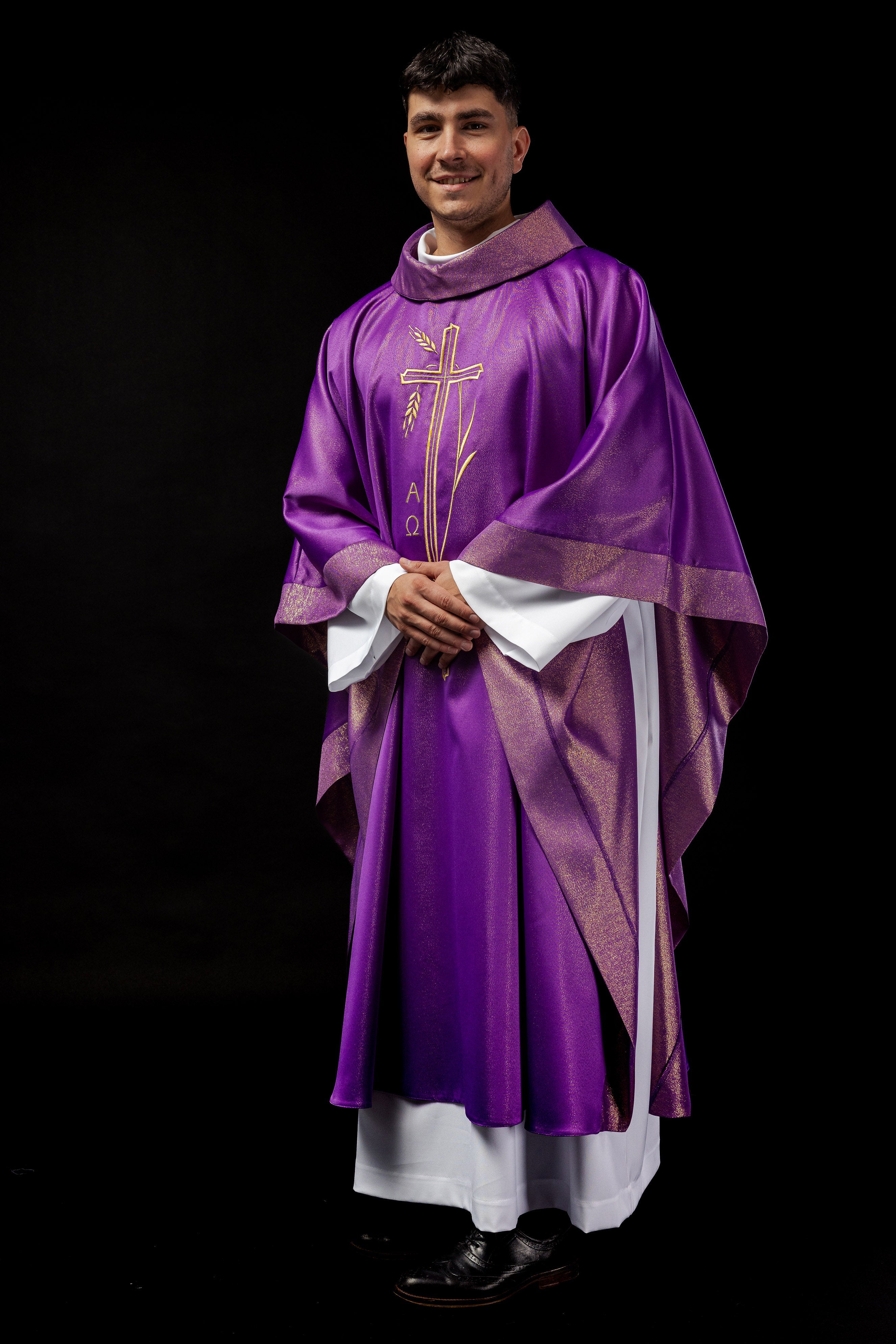 Chasuble with cross and ear motif in purple color