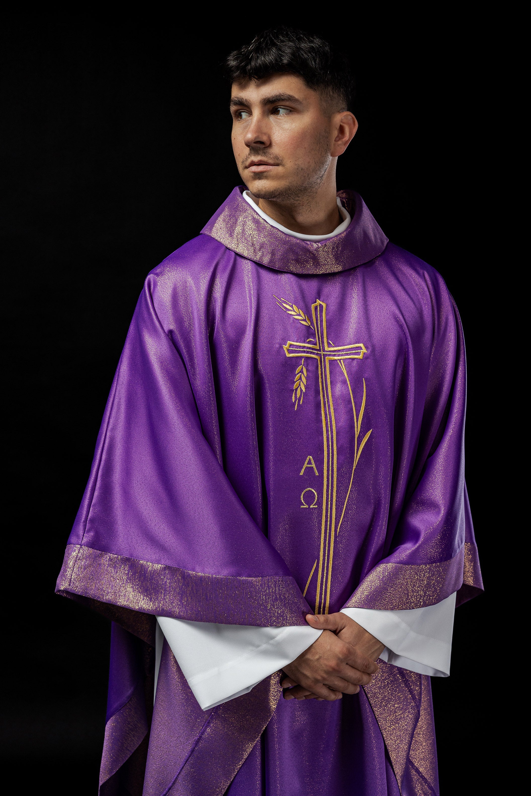 Chasuble with cross and ear motif in purple color