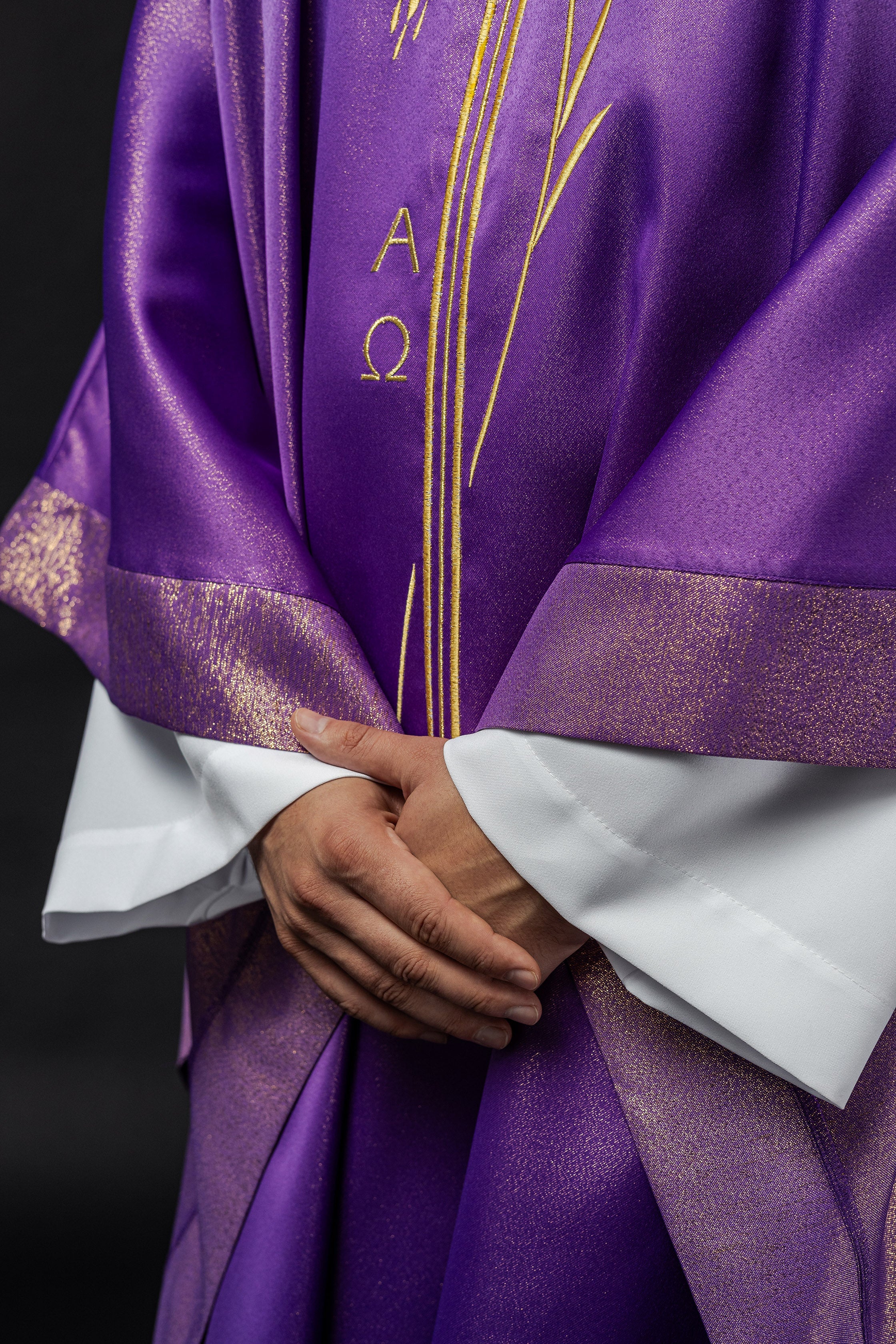 Chasuble with cross and ear motif in purple color