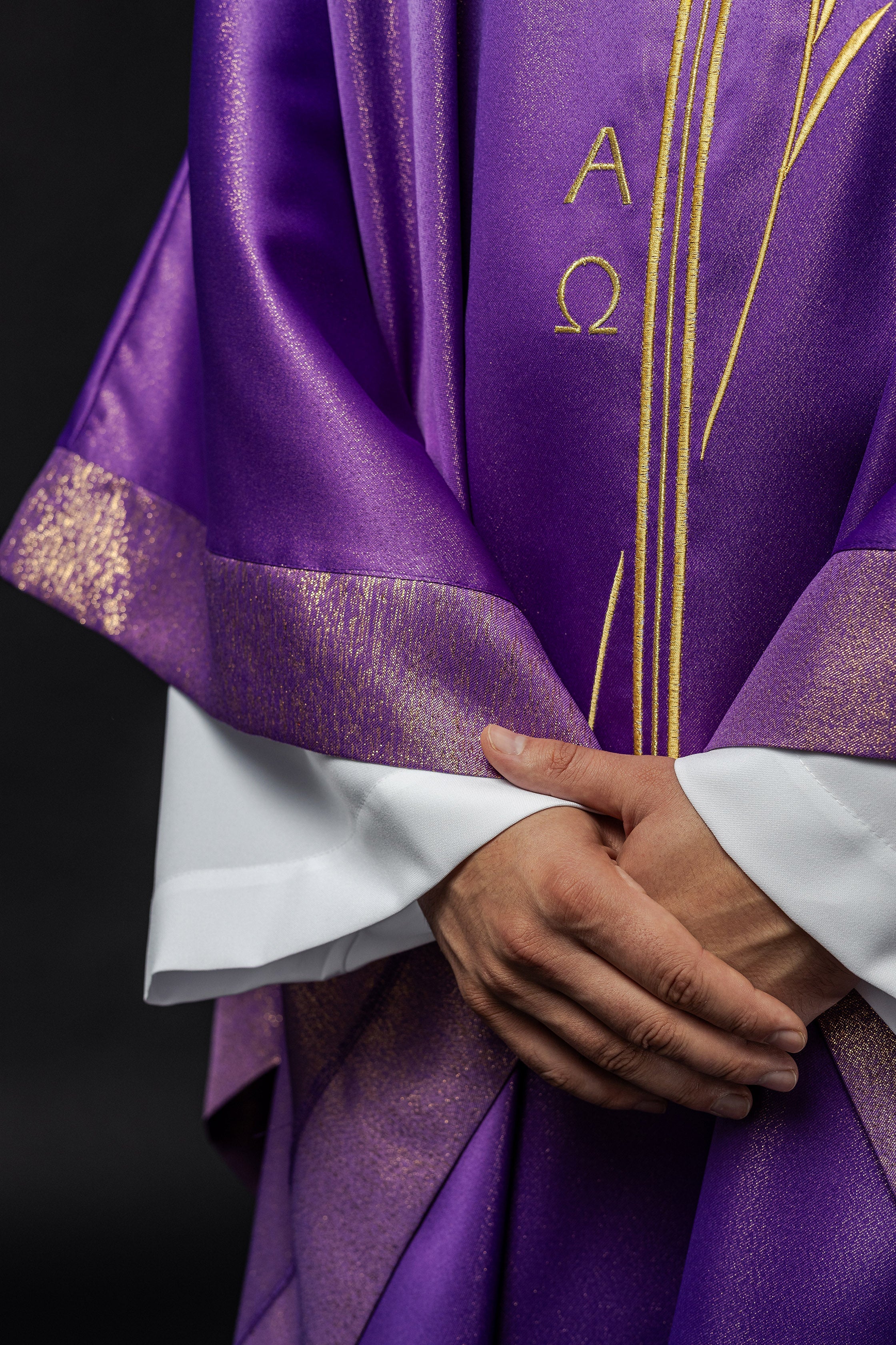 Chasuble with cross and ear motif in purple color - HAFTINAUSA.COM