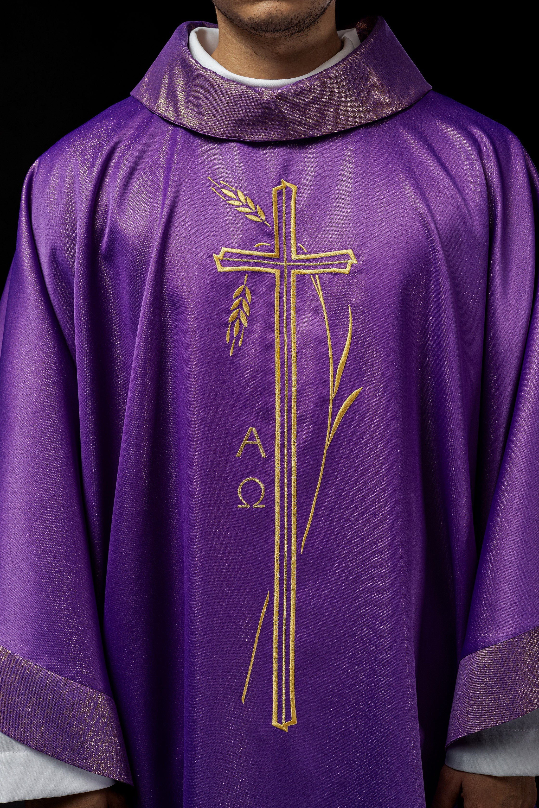 Chasuble with cross and ear motif in purple color