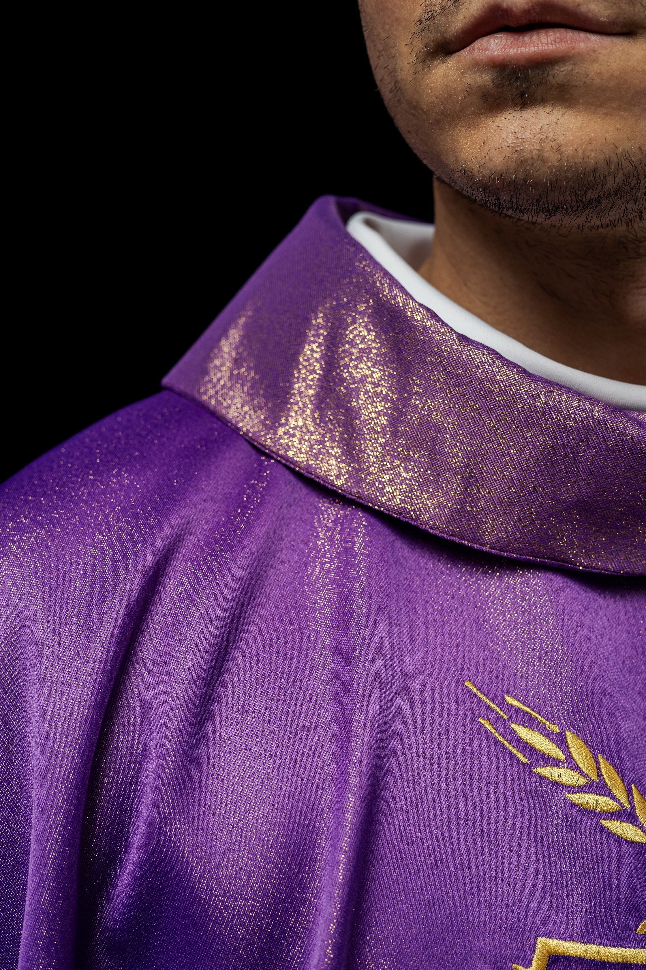 Chasuble with cross and ear motif in purple color