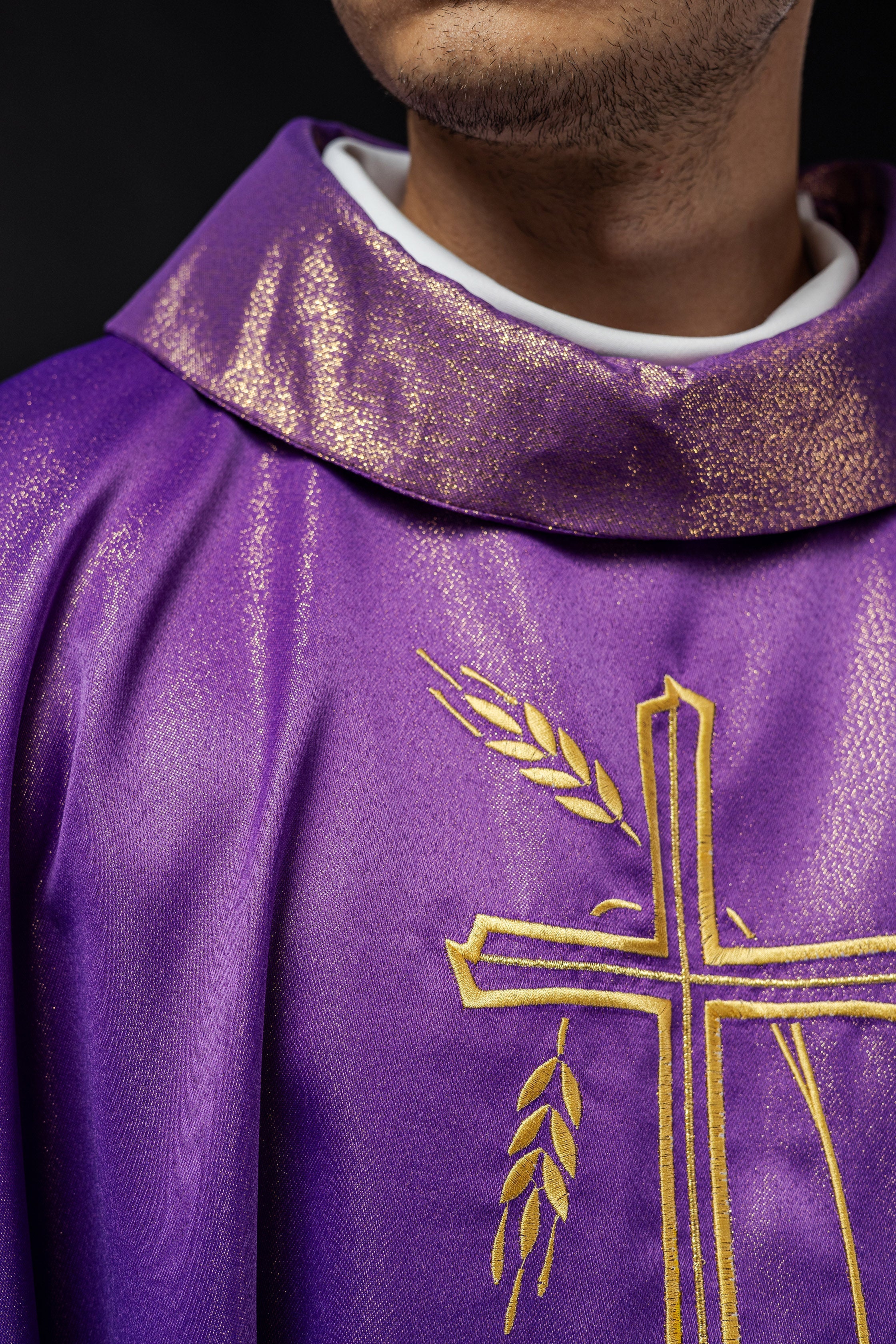 Chasuble with cross and ear motif in purple color - HAFTINAUSA.COM