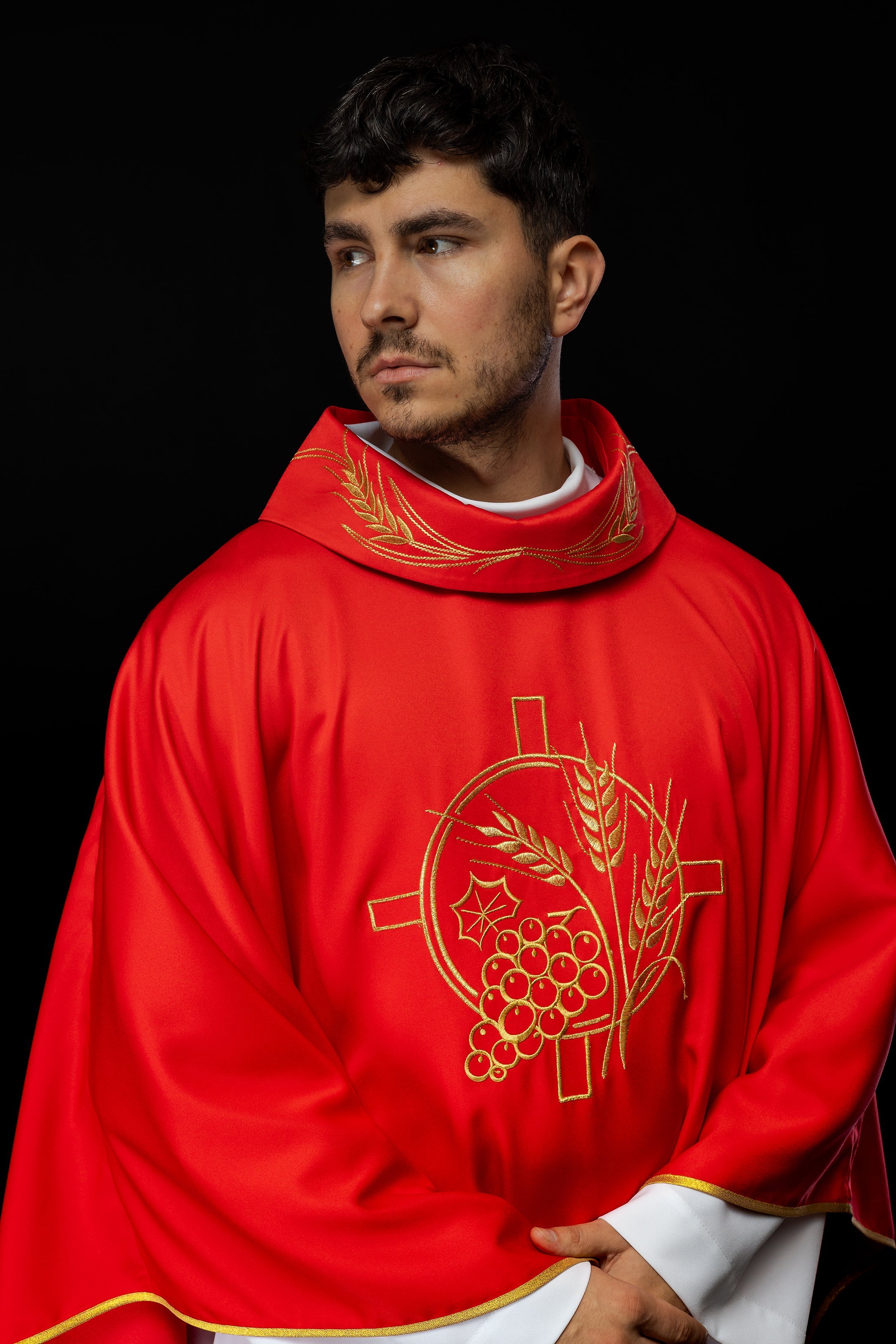 Monastic chasuble in red with embroidered collar and wheat symbol - HAFTINAUSA.COM