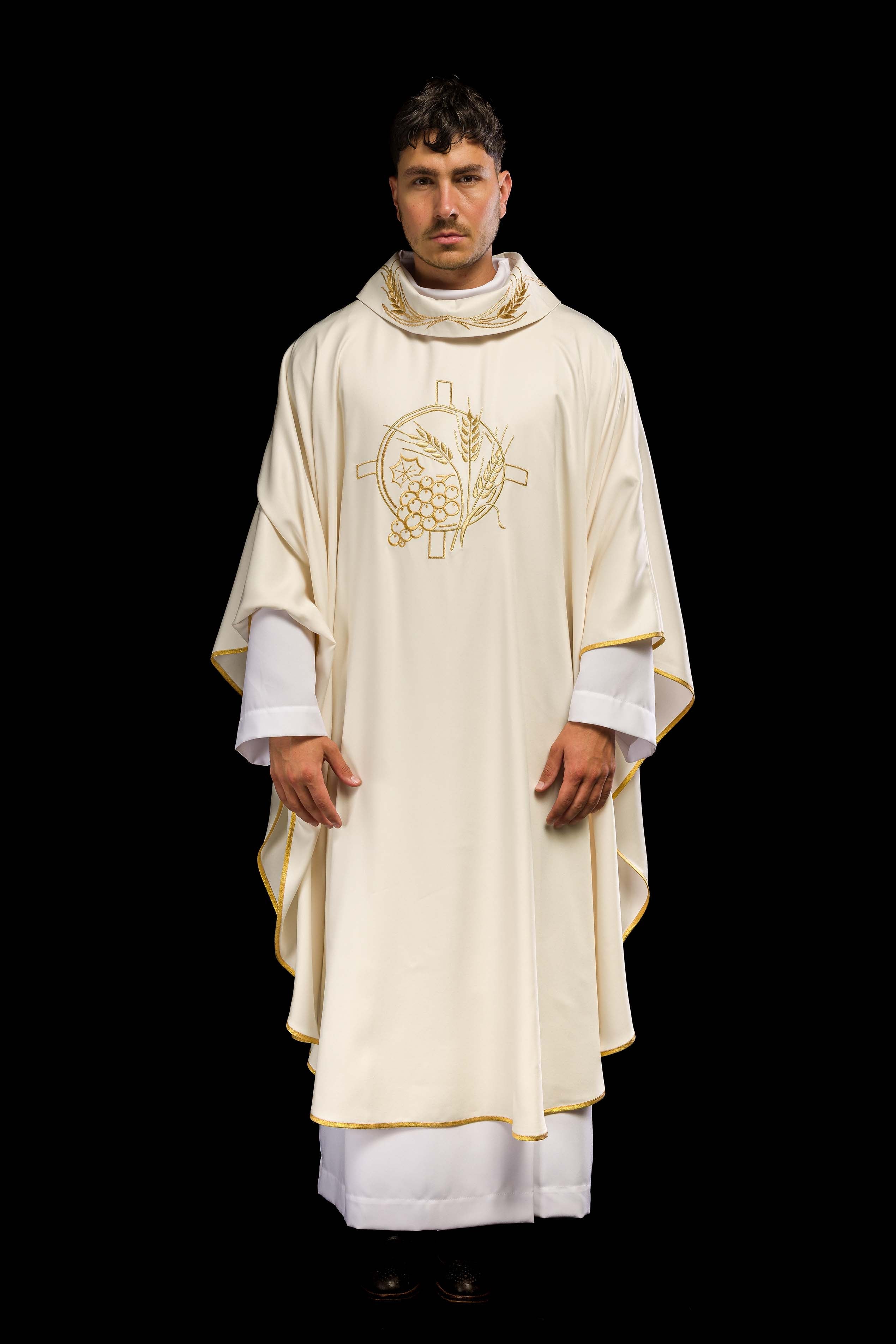 Chasuble with embroidered cross and ear motifs in ecru color