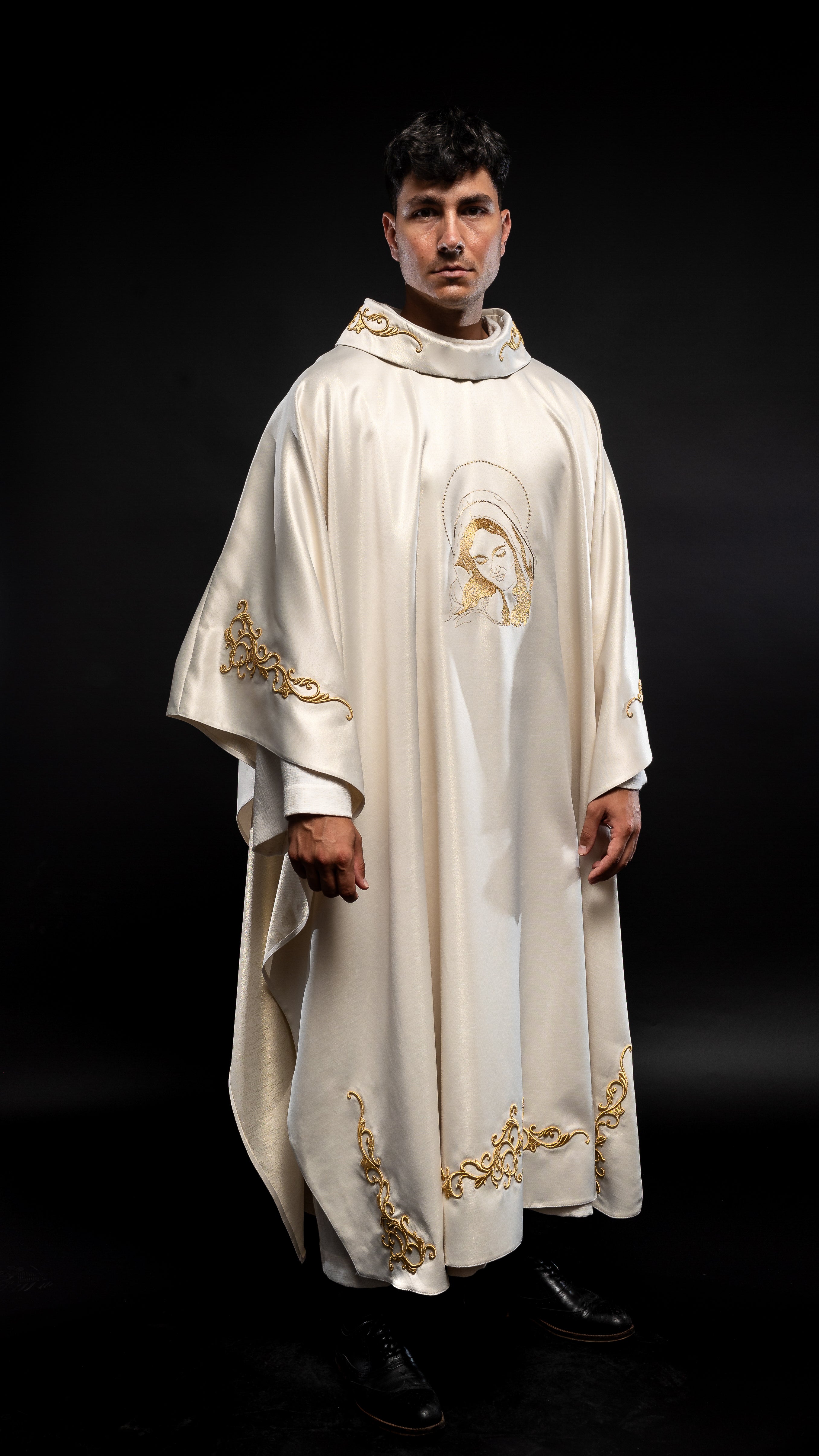 Liturgical chasuble with the image of Our Lady hugging the baby Jesus