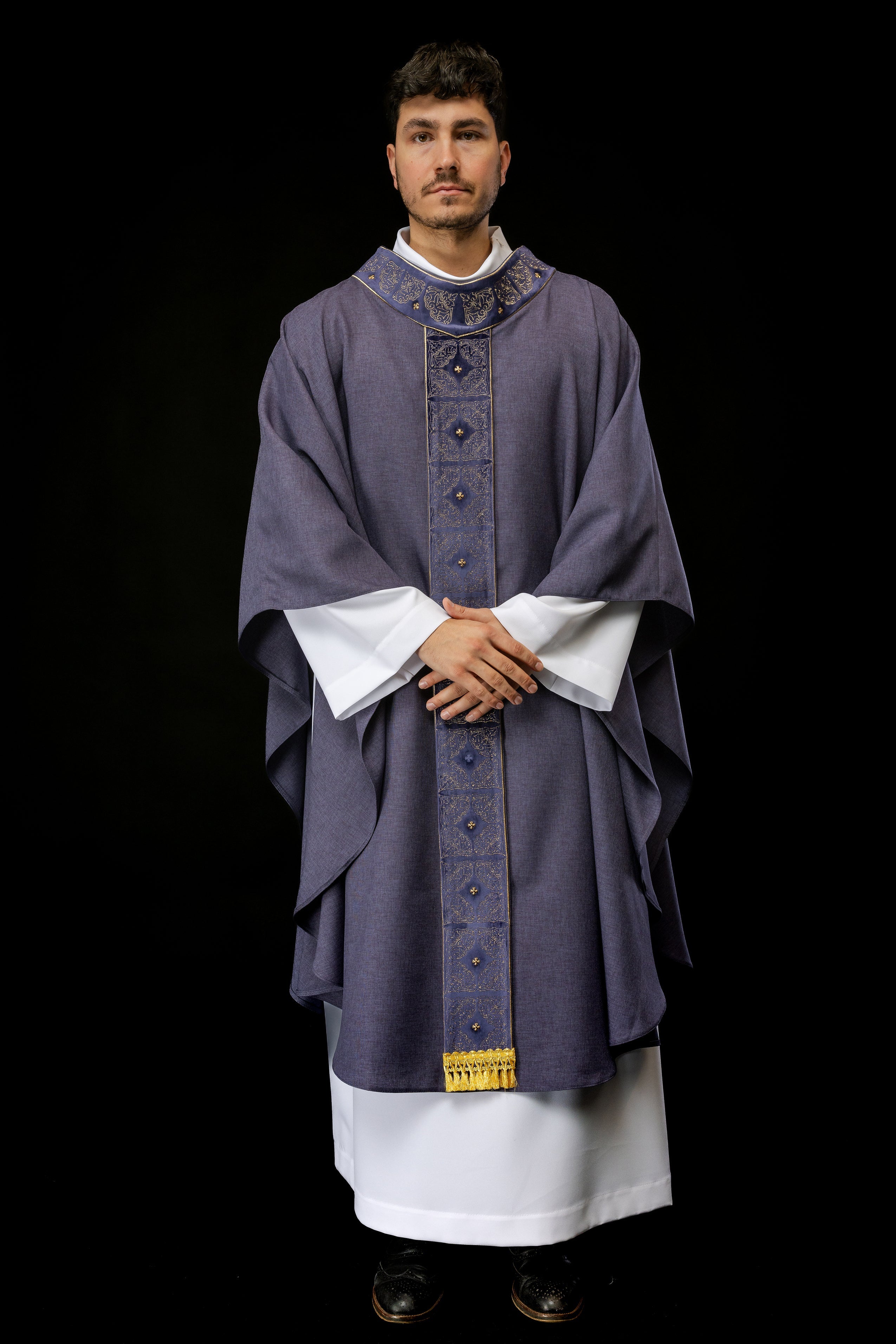 Gothic chasuble made of purple velvet - HAFTINAUSA.COM