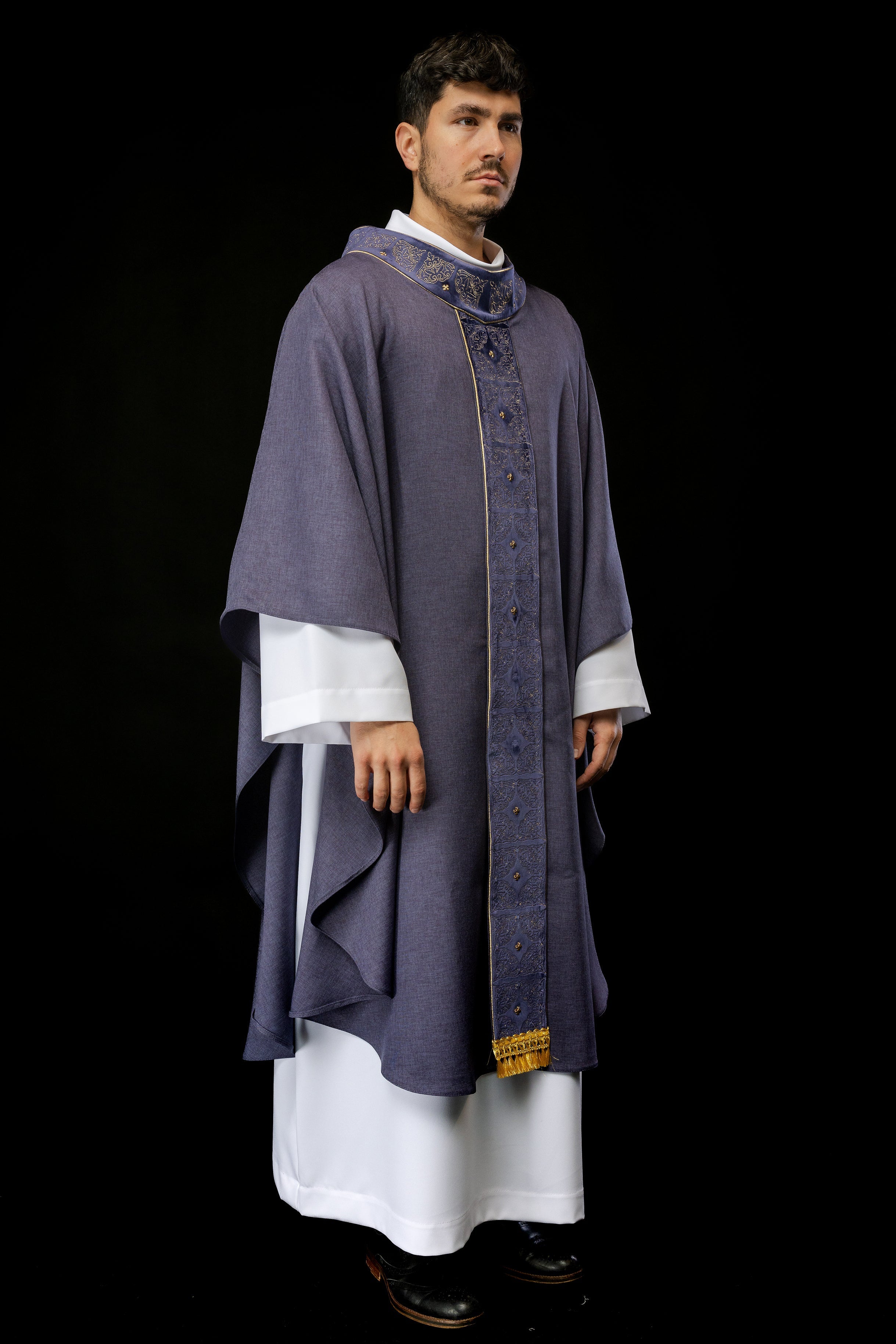 Gothic chasuble made of purple velvet - HAFTINAUSA.COM