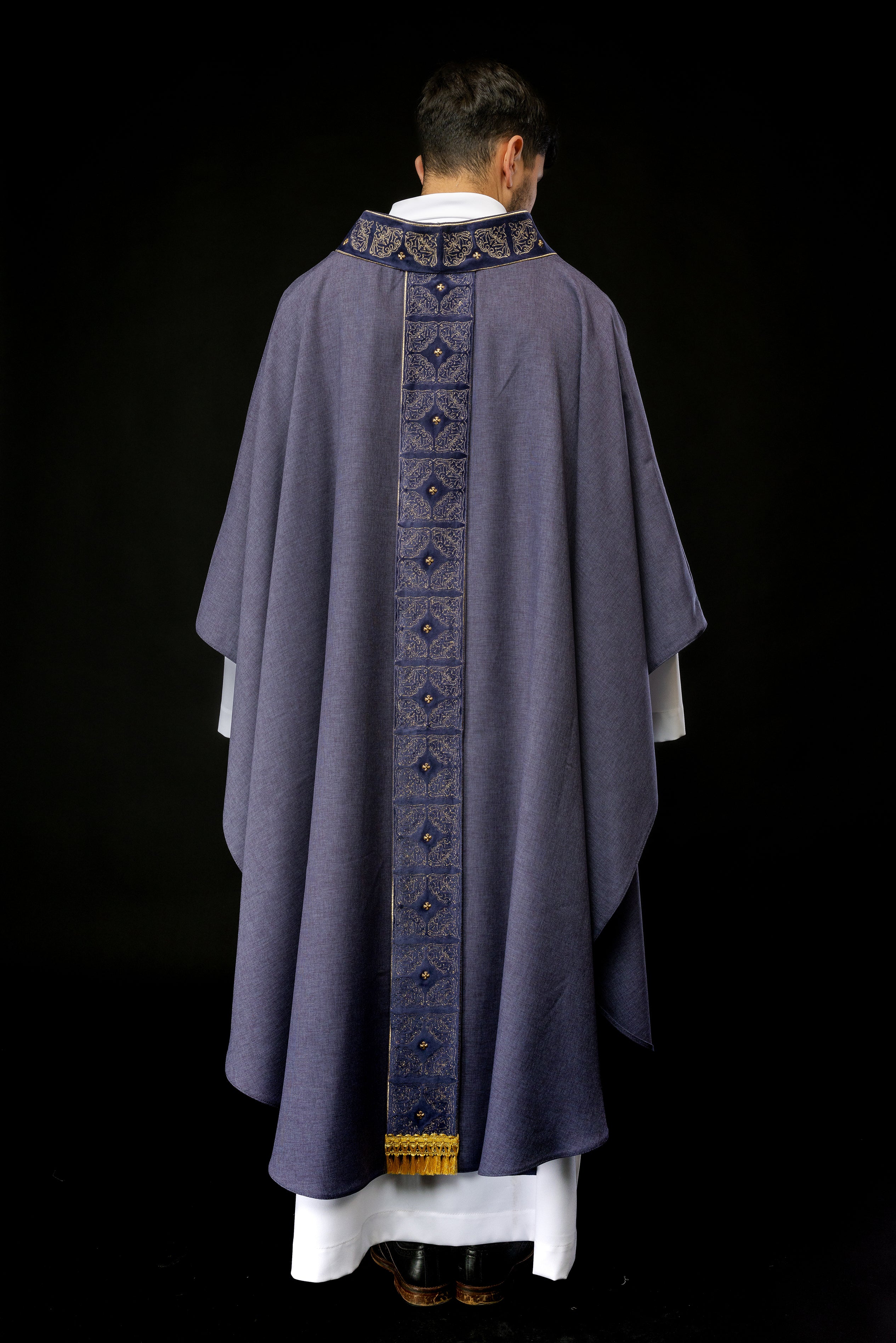 Gothic chasuble made of purple velvet - HAFTINAUSA.COM