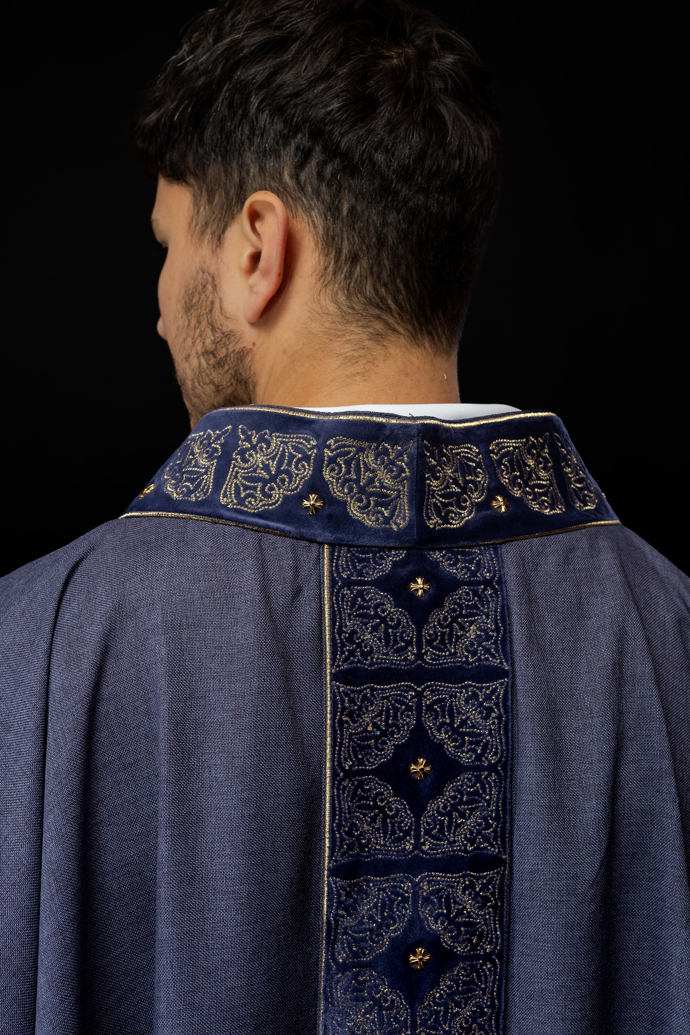 Gothic chasuble made of purple velvet - HAFTINAUSA.COM