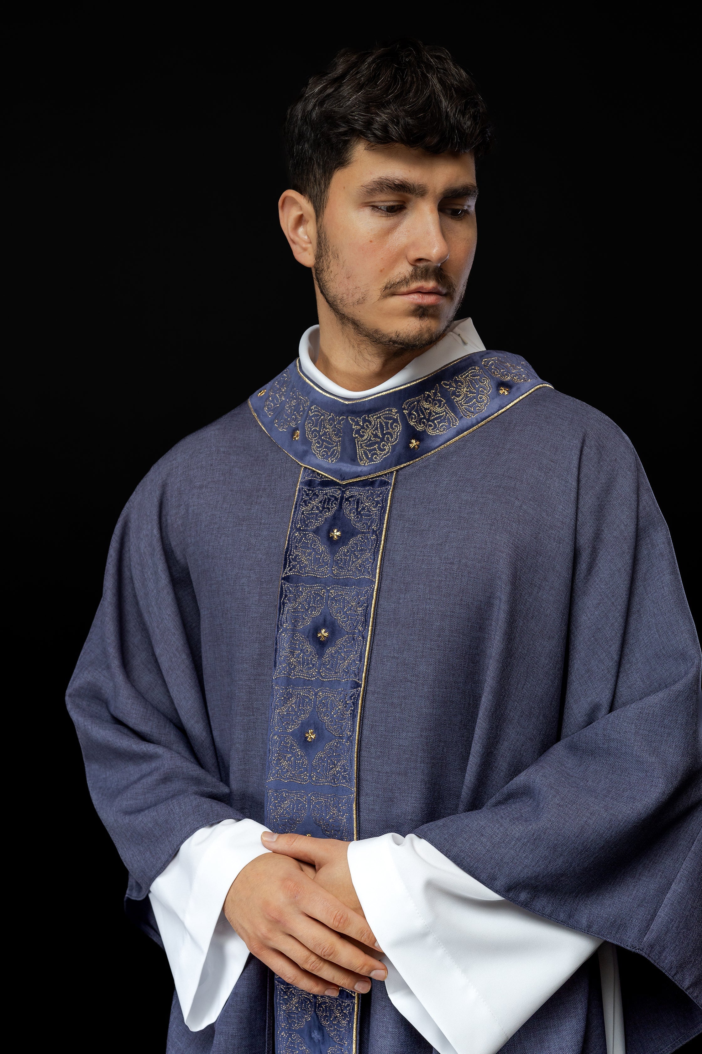 Gothic chasuble made of purple velvet - HAFTINAUSA.COM