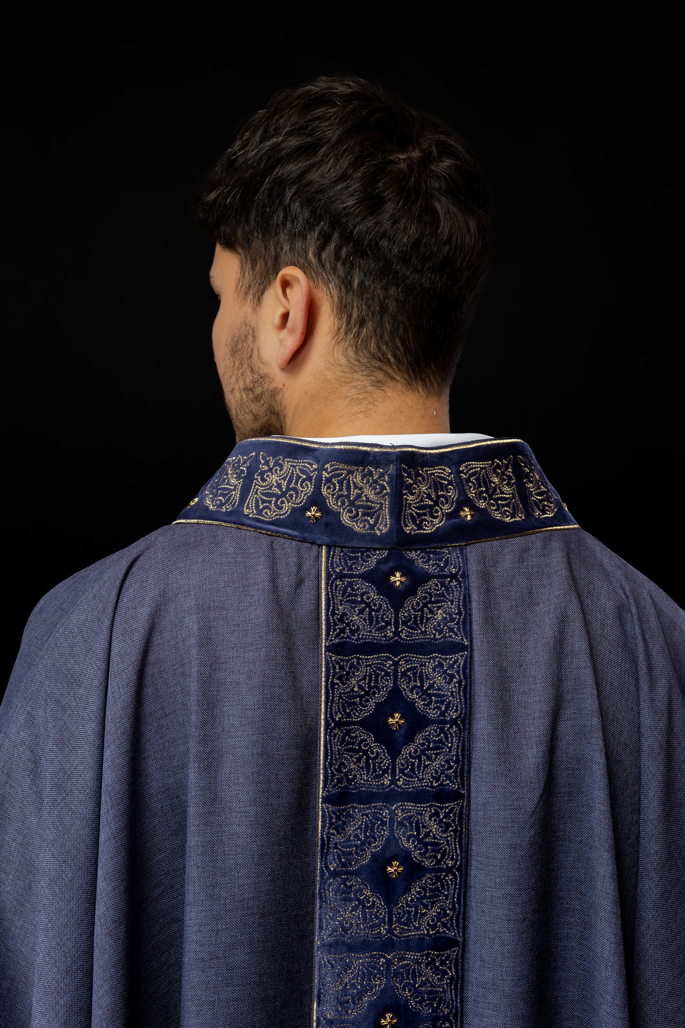 Gothic chasuble made of purple velvet - HAFTINAUSA.COM